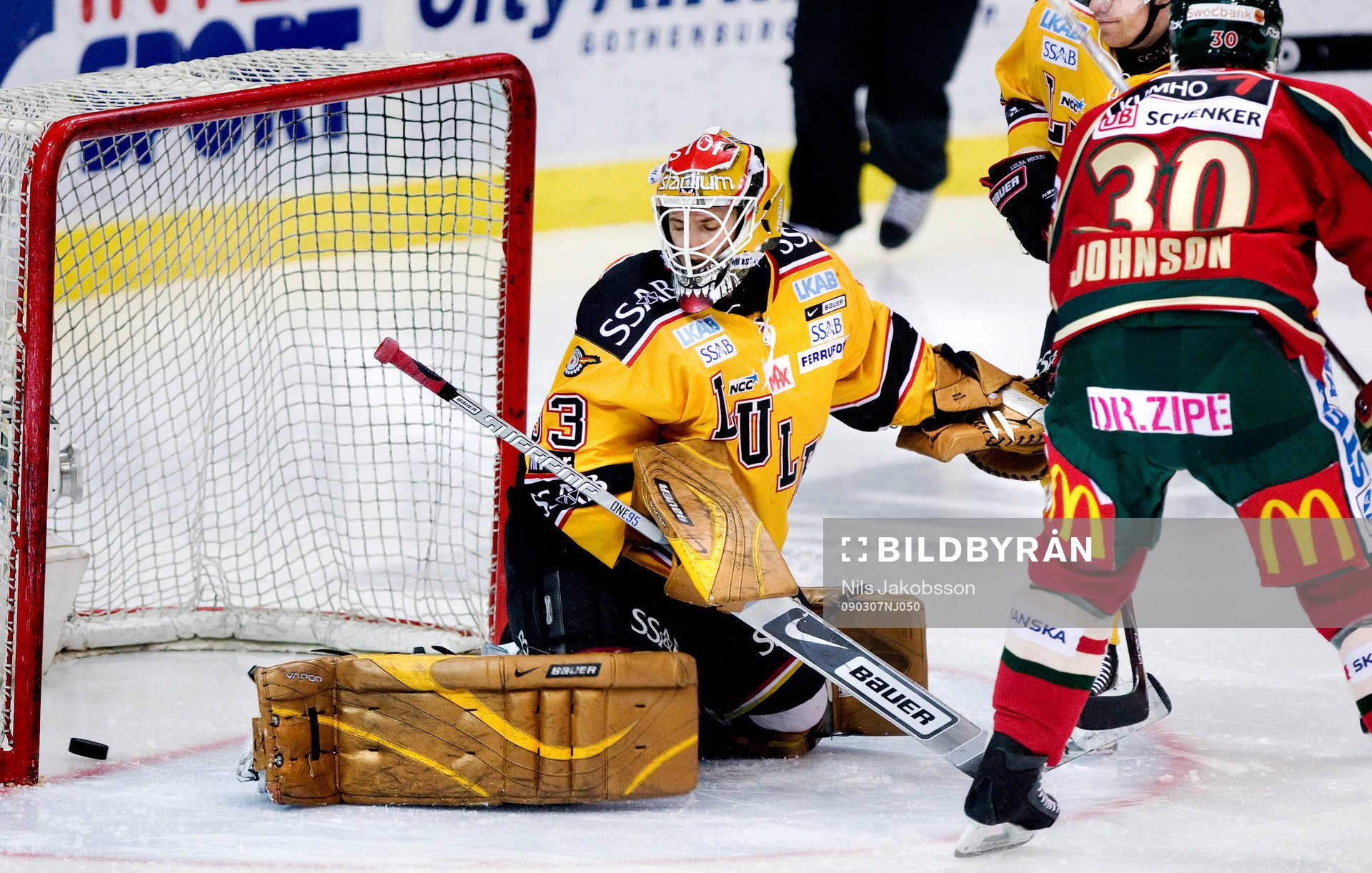Mattias Modig, målvakt, Luleå slåpper in Jonas Johnson,