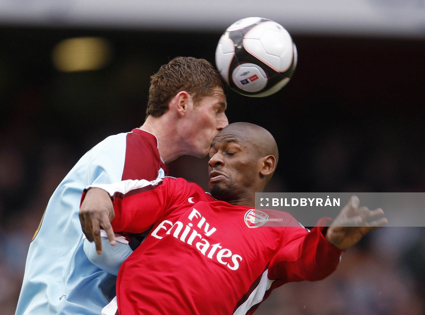 Chris McCann, Burnley och Abou Diaby, Arsenal, i nickduell
