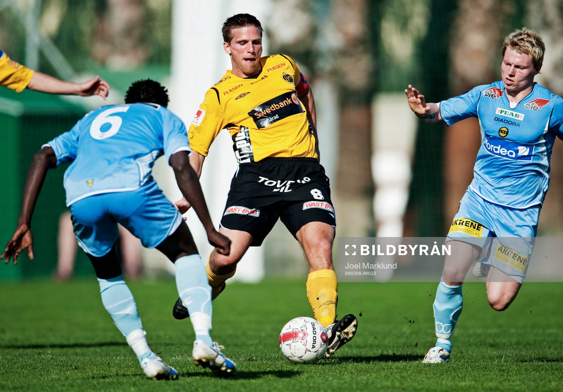 Anders Svensson, Elfsborg, passar bollen mellan två
