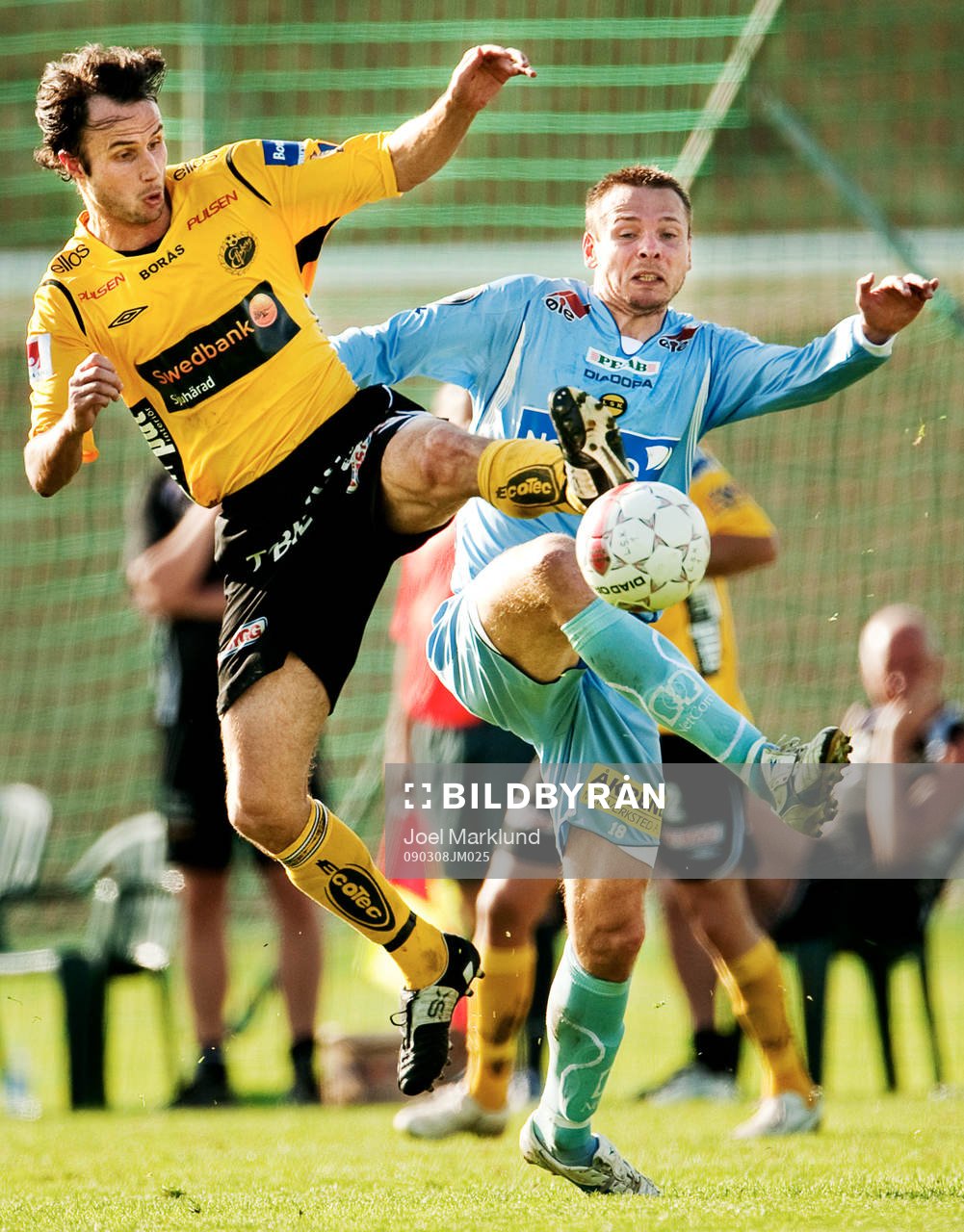 Helgi Danielsson, Elfsborg, vinnar bollen i luften mot