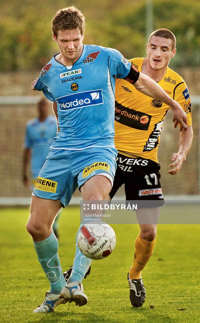 Frode Kippe, Lilleström, försvarar bollen mot James