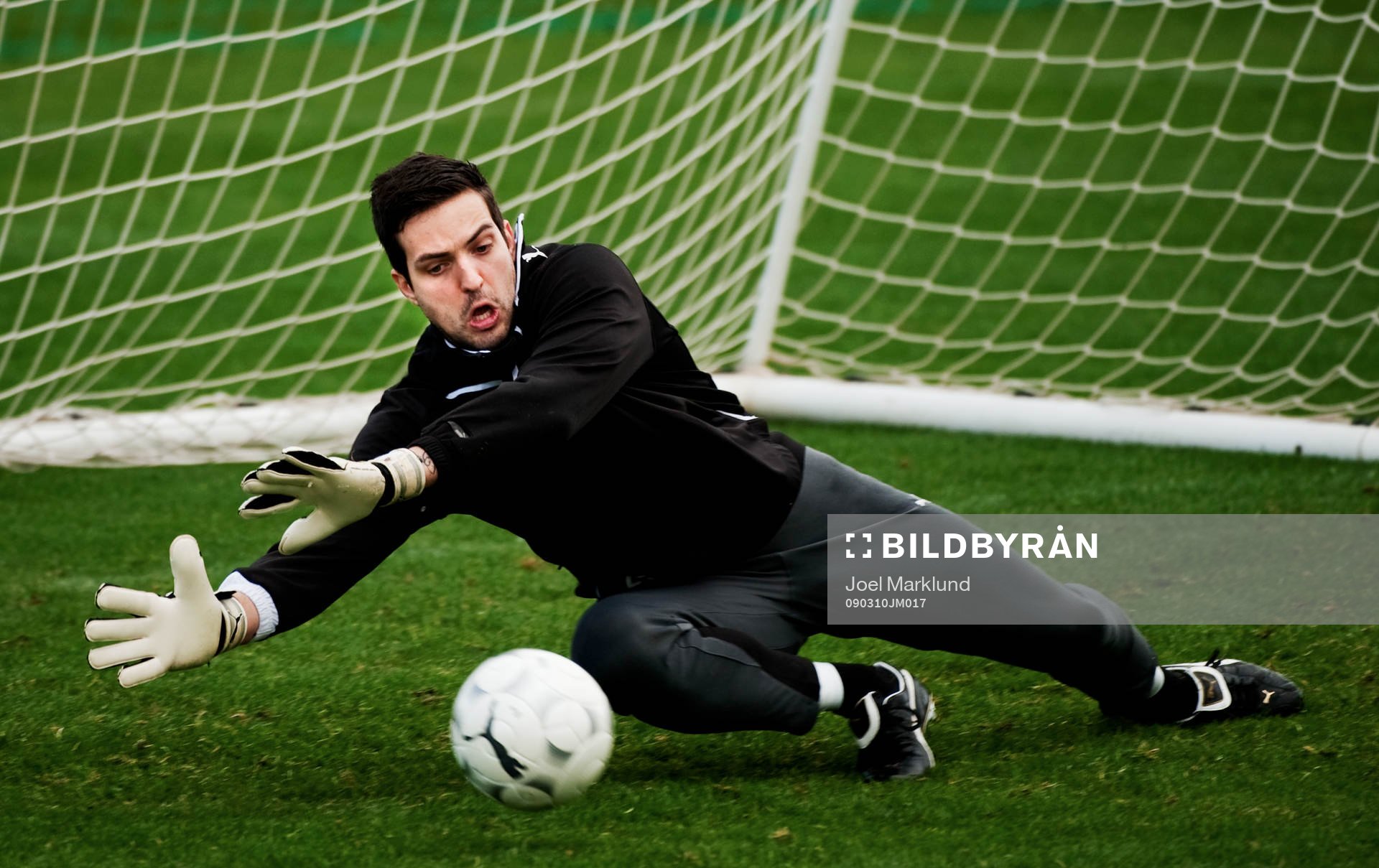 Dusan Melichárek, målvakt, räddar ett skott