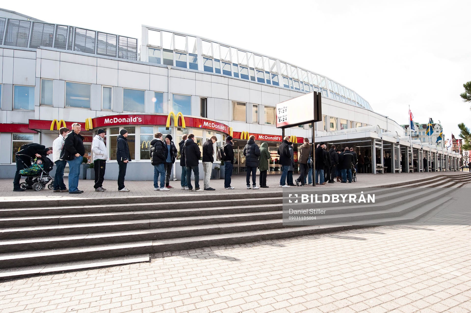 Biljettsläpp premiärmatch. Köande fans, kö, biljett