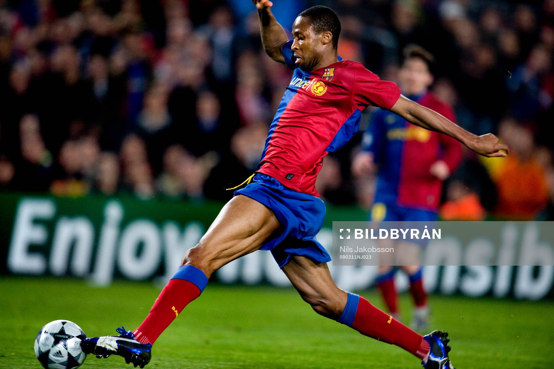 Seydou Keita, Barcelona petar bollen förbi målvakten och