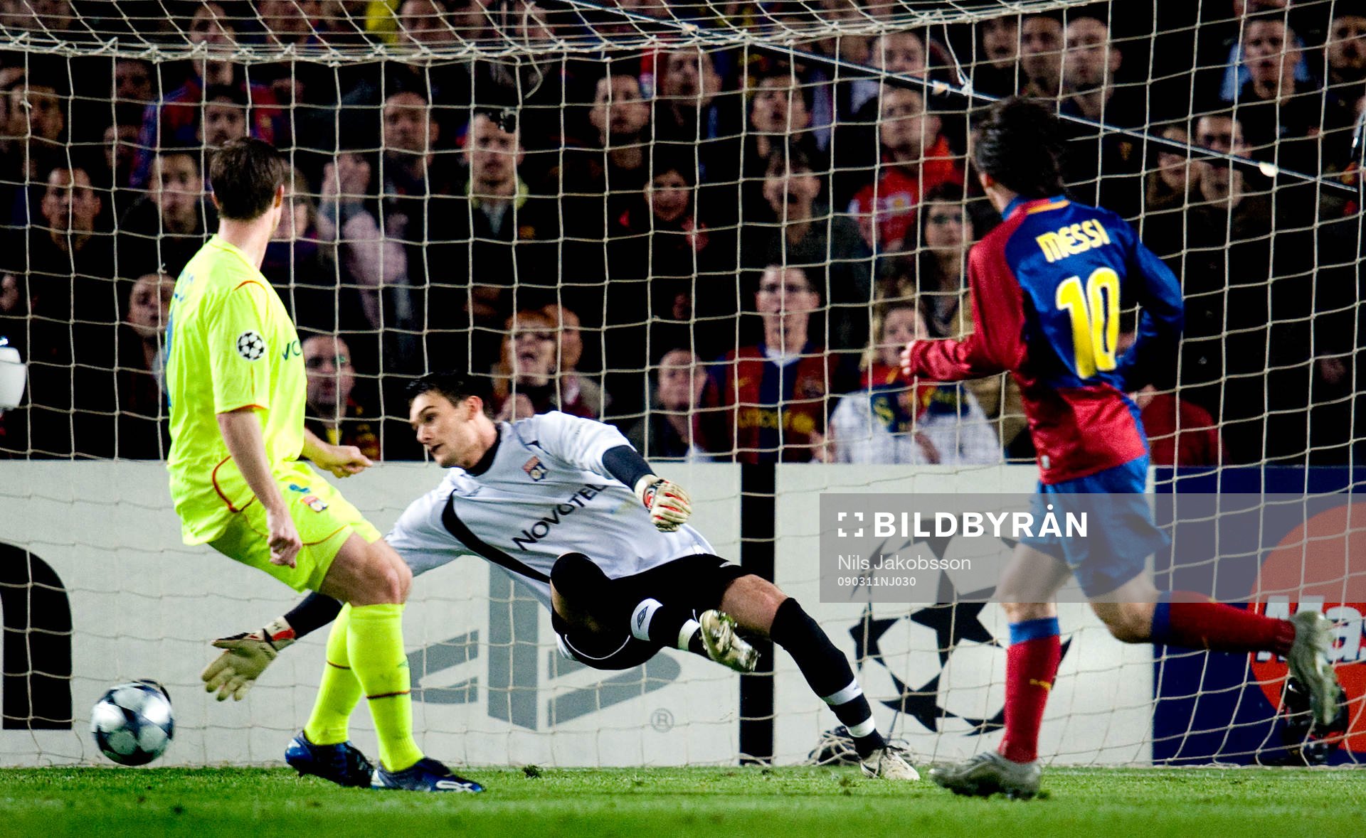 Lionel Messi, Barcelona, slår in bollen bakom Hugo Lloris,