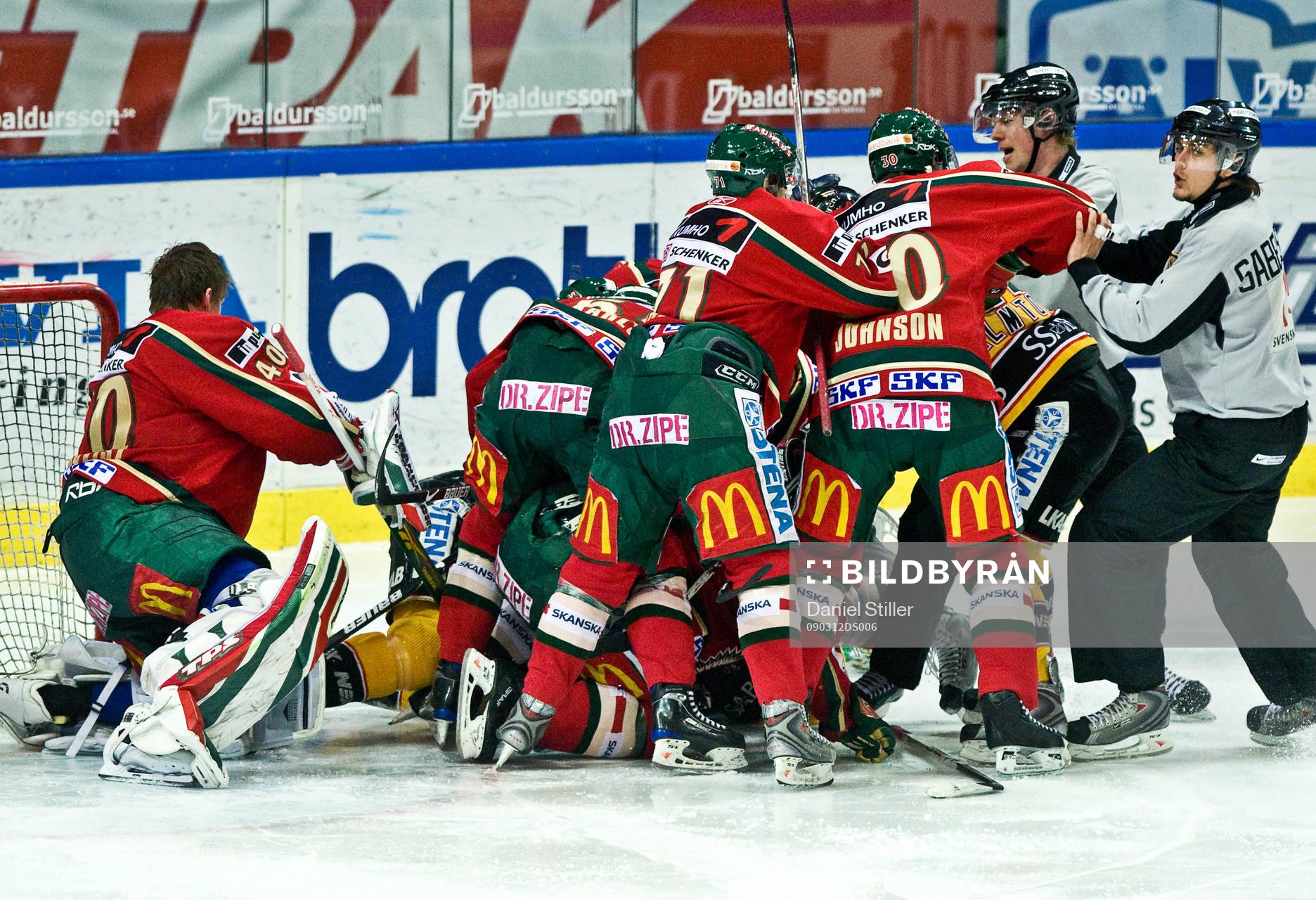 Gruff framför Johan Holmqvists mål i Frölunda