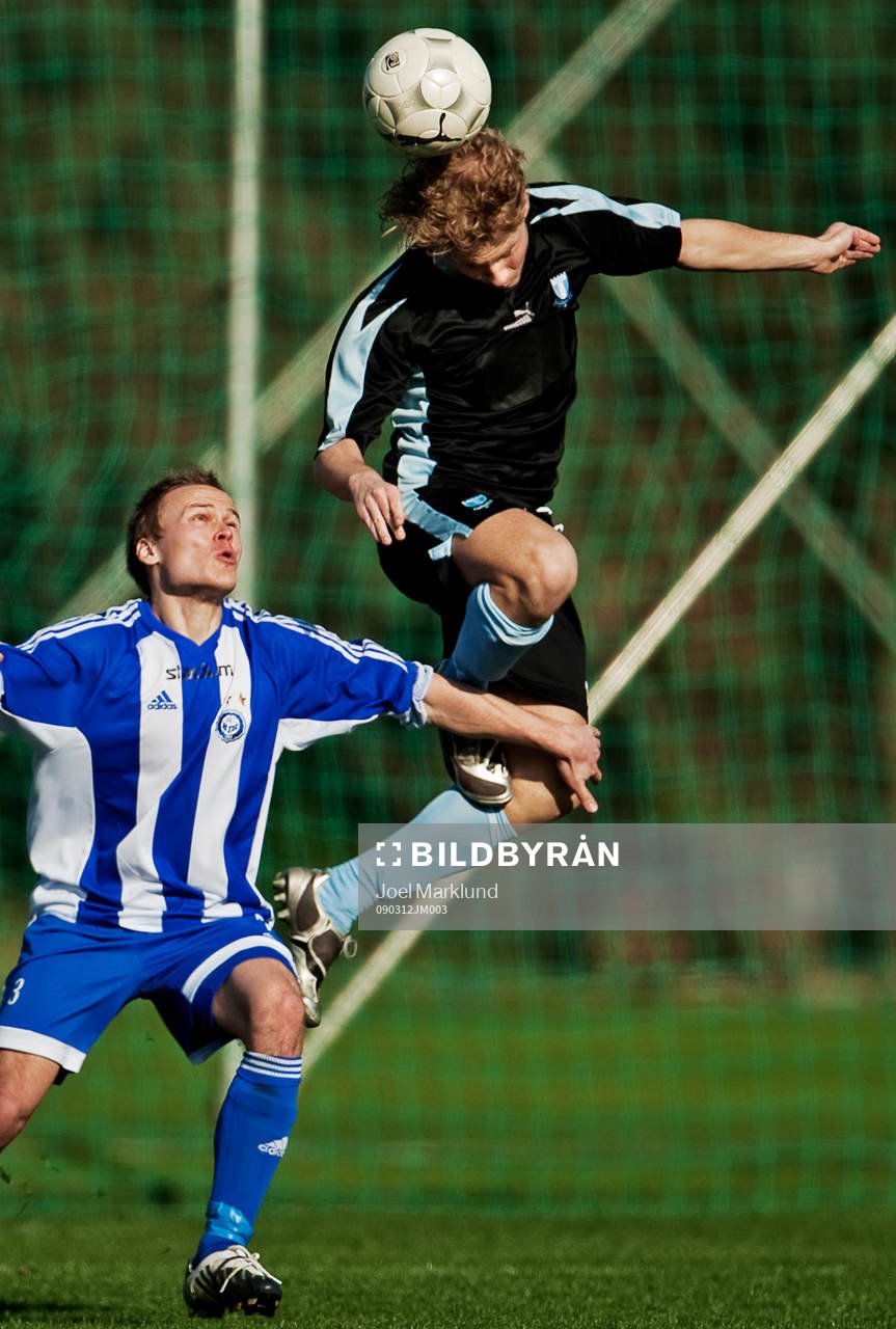 Rick Kruys, Malmö, är först på bollen