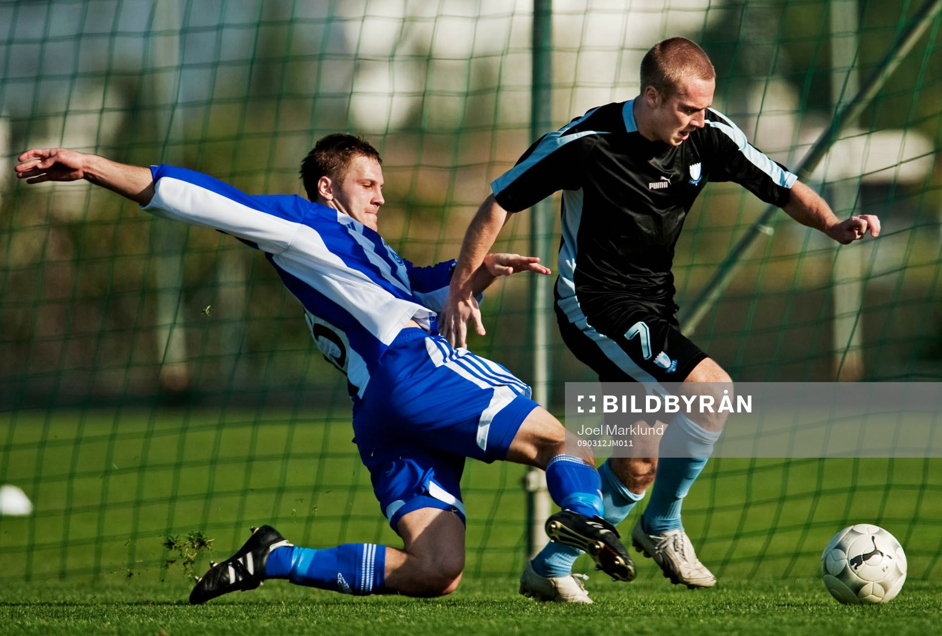 Daniel Larsson, Malmö, tar sig förbi en försvarare