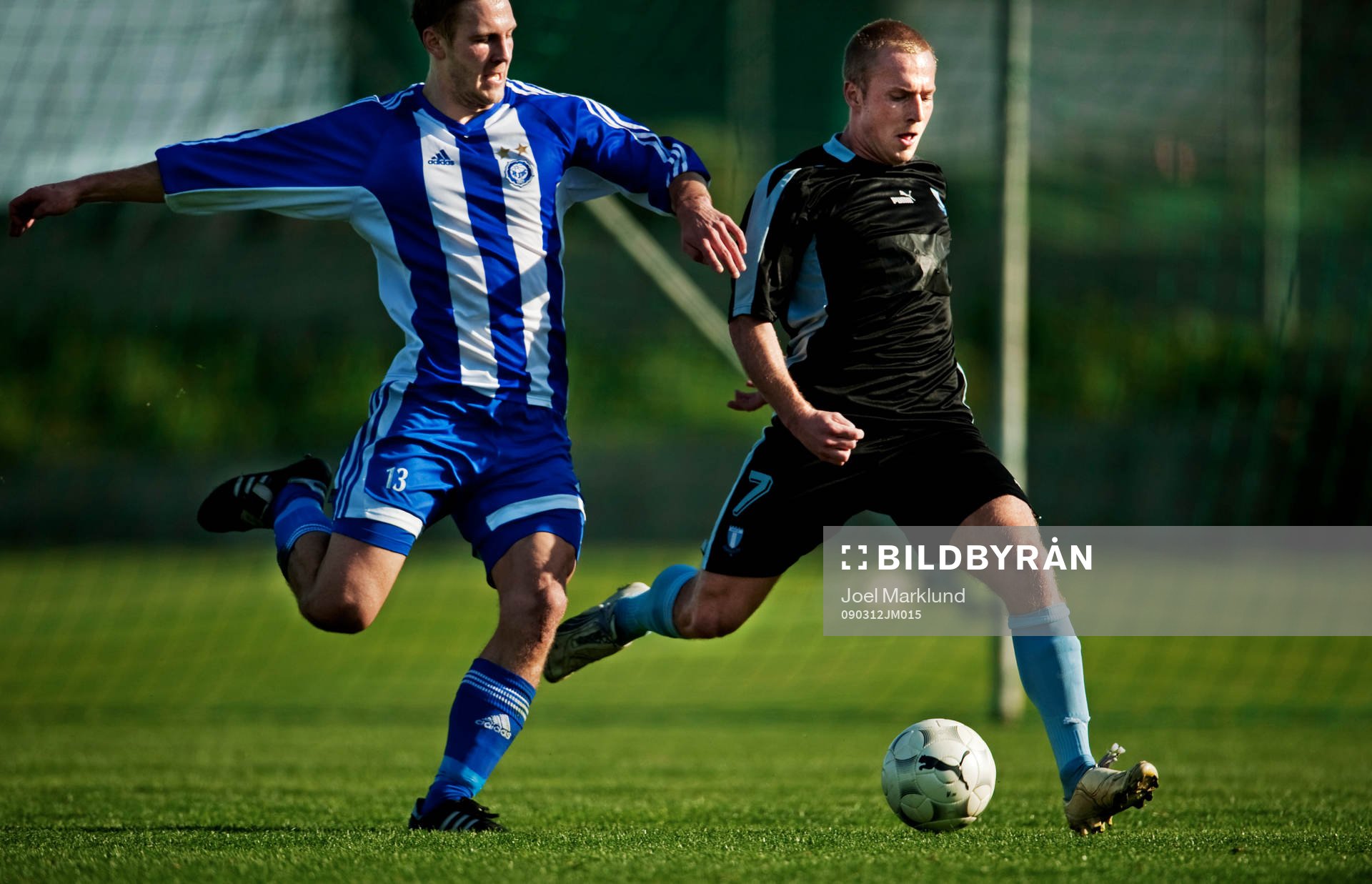  Daniel Larsson, Malmö, skjuter mot mål.