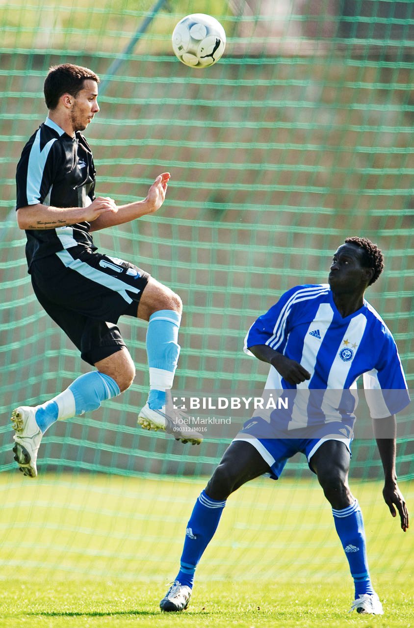 Guillermo Molins, Malmö, når bollen före Dawda Bah,
