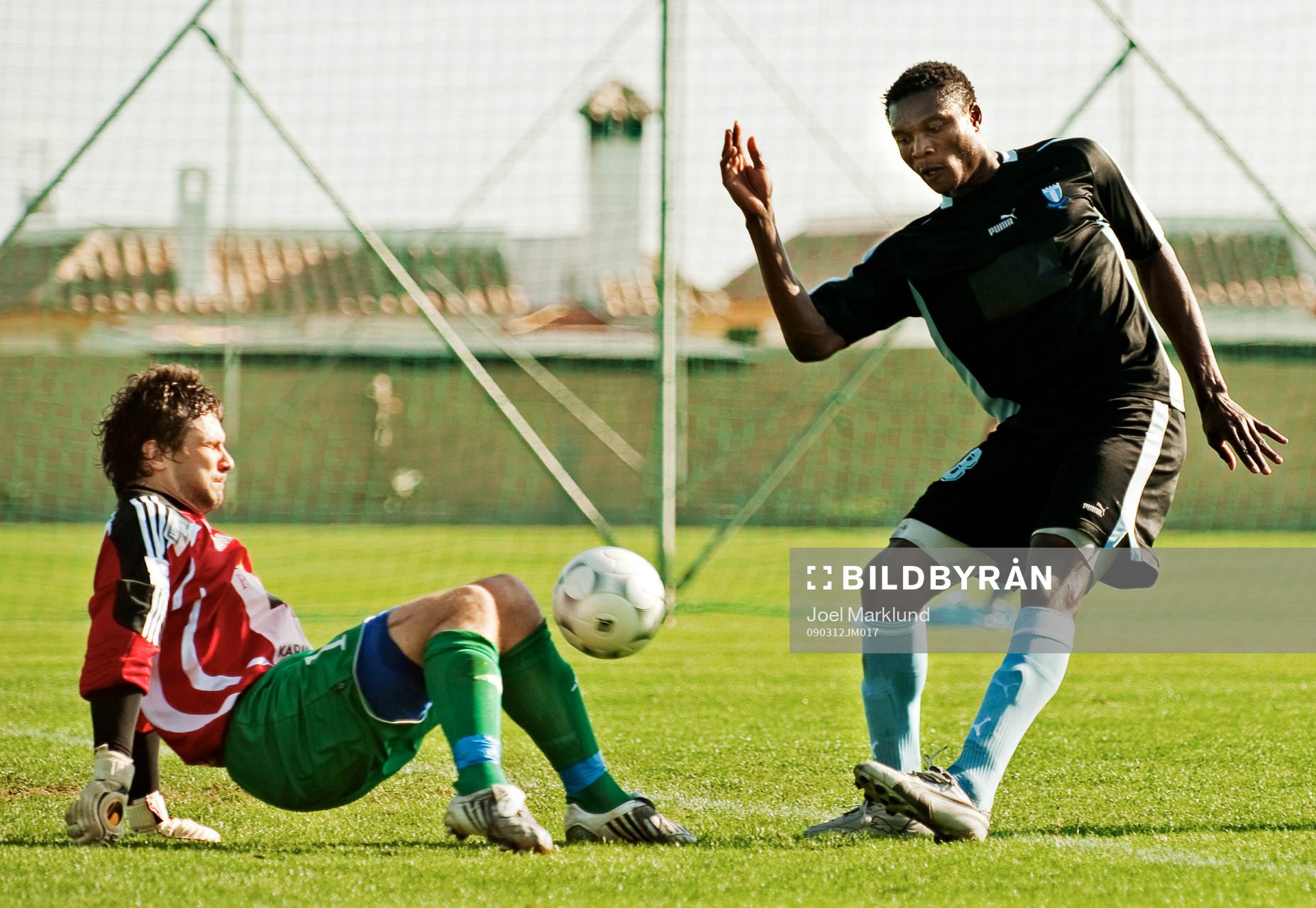 Edward Ofere, Malmö, är nära att göra mål på Ville
