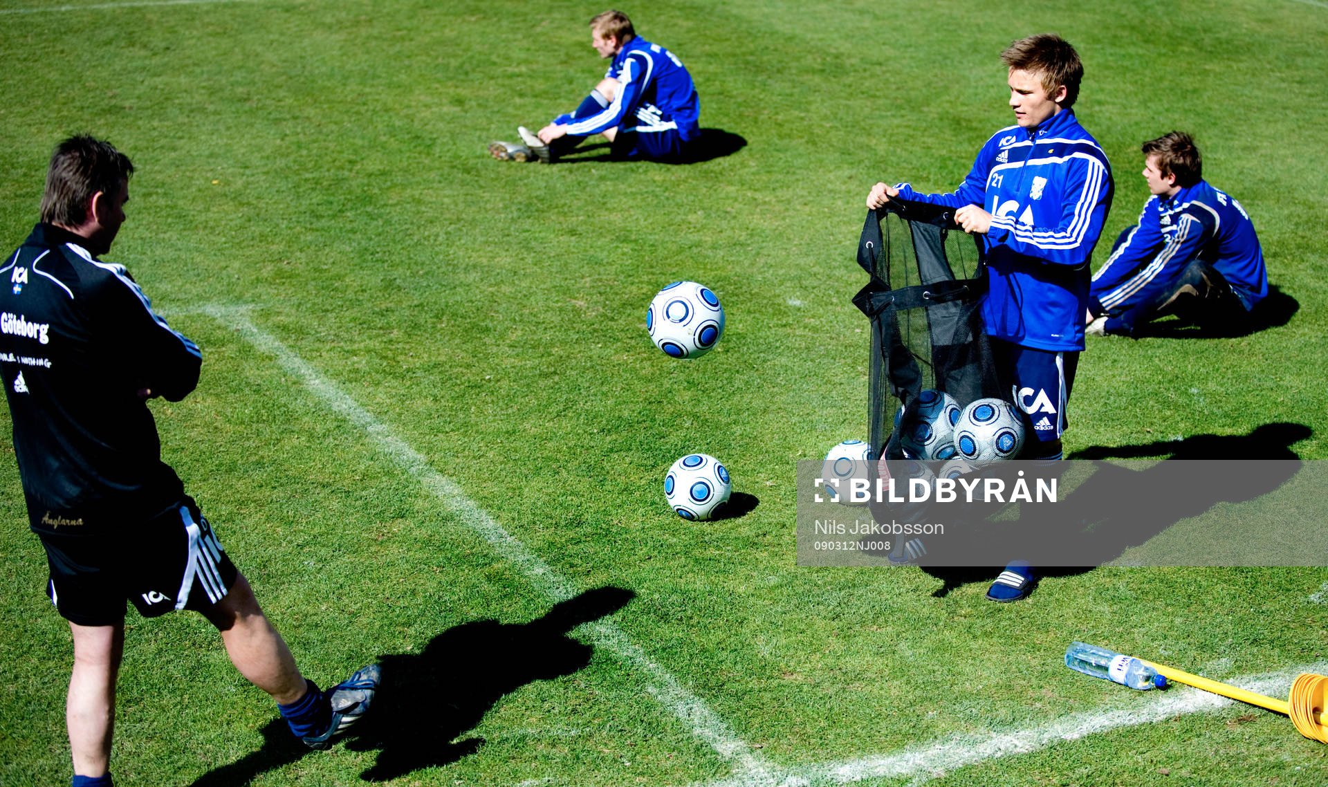 Nicklas Bärkroth, IFK Göteborg, samlar in bollar
