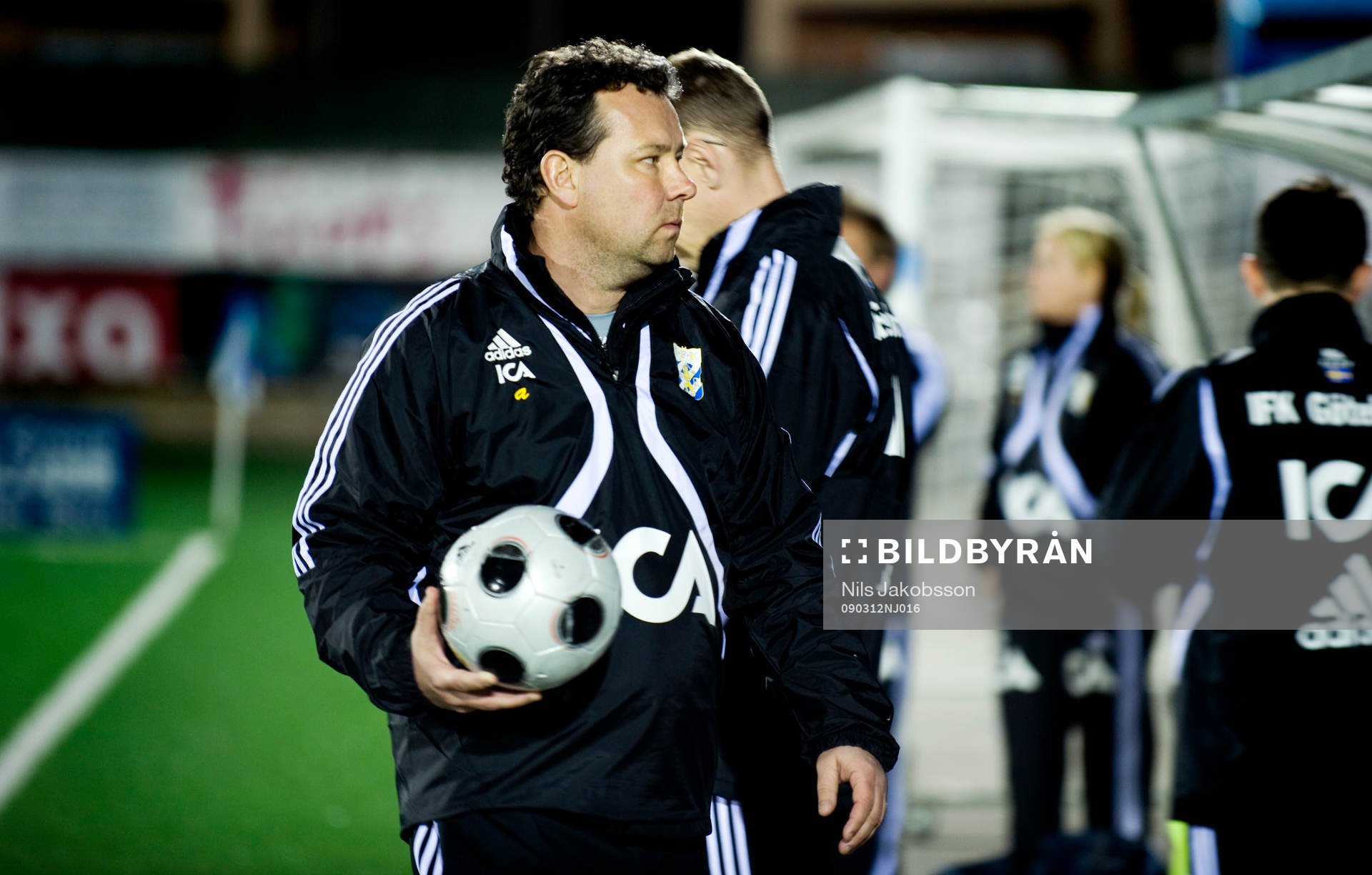 Stefan Rehn, tränare i IFK Göteborg bär en boll