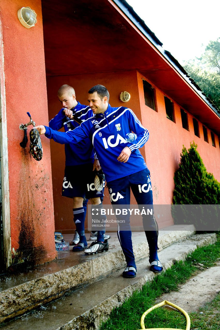 Erik Lund och Stefan Selakovic tvättar skorna