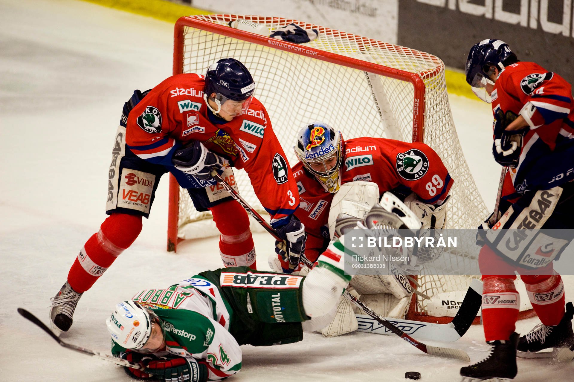 Cam Abbott, Rögle, faller framför Christoffer Bengtsberg,