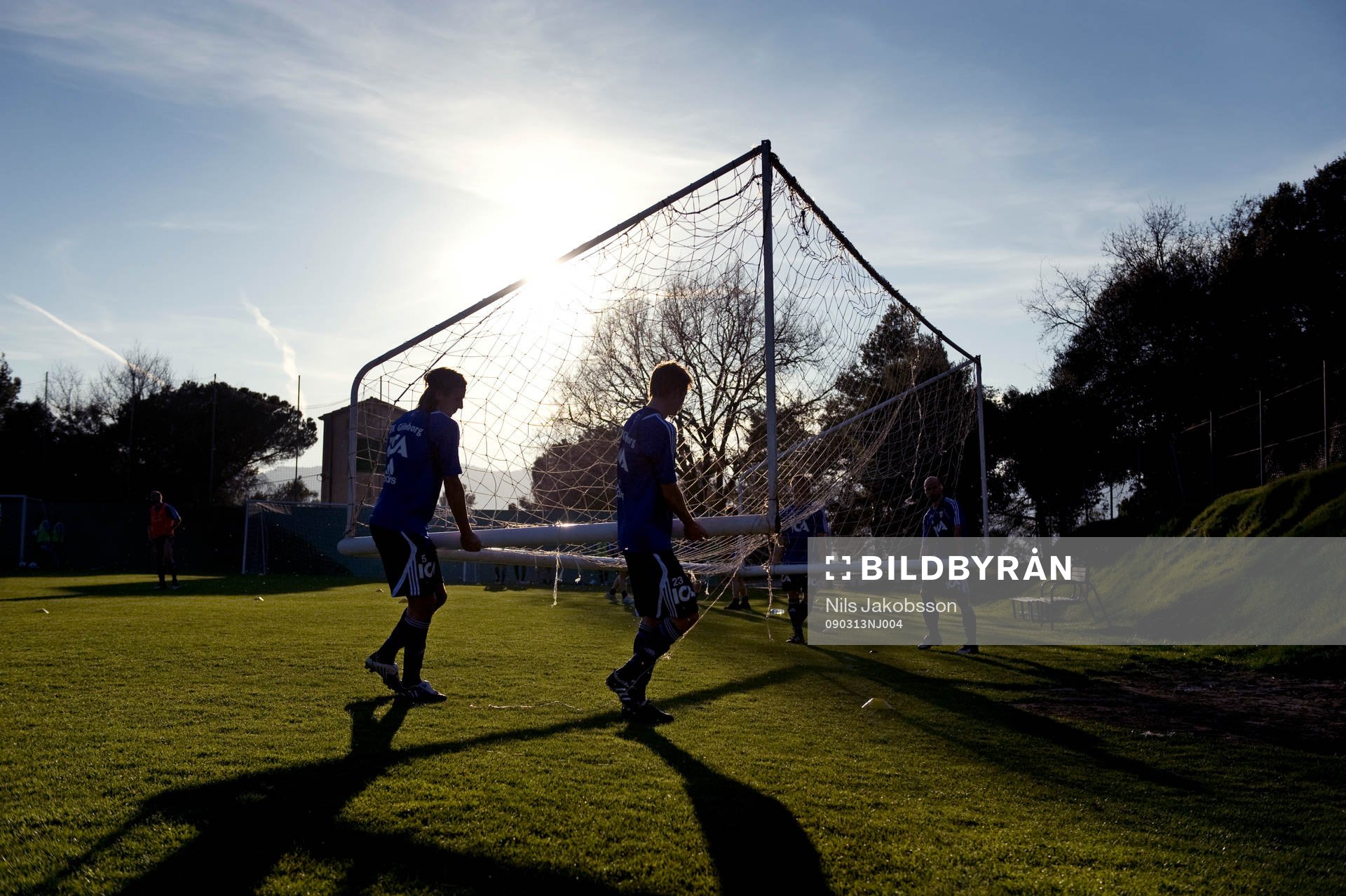 Några av grabbarna bär ett mål
