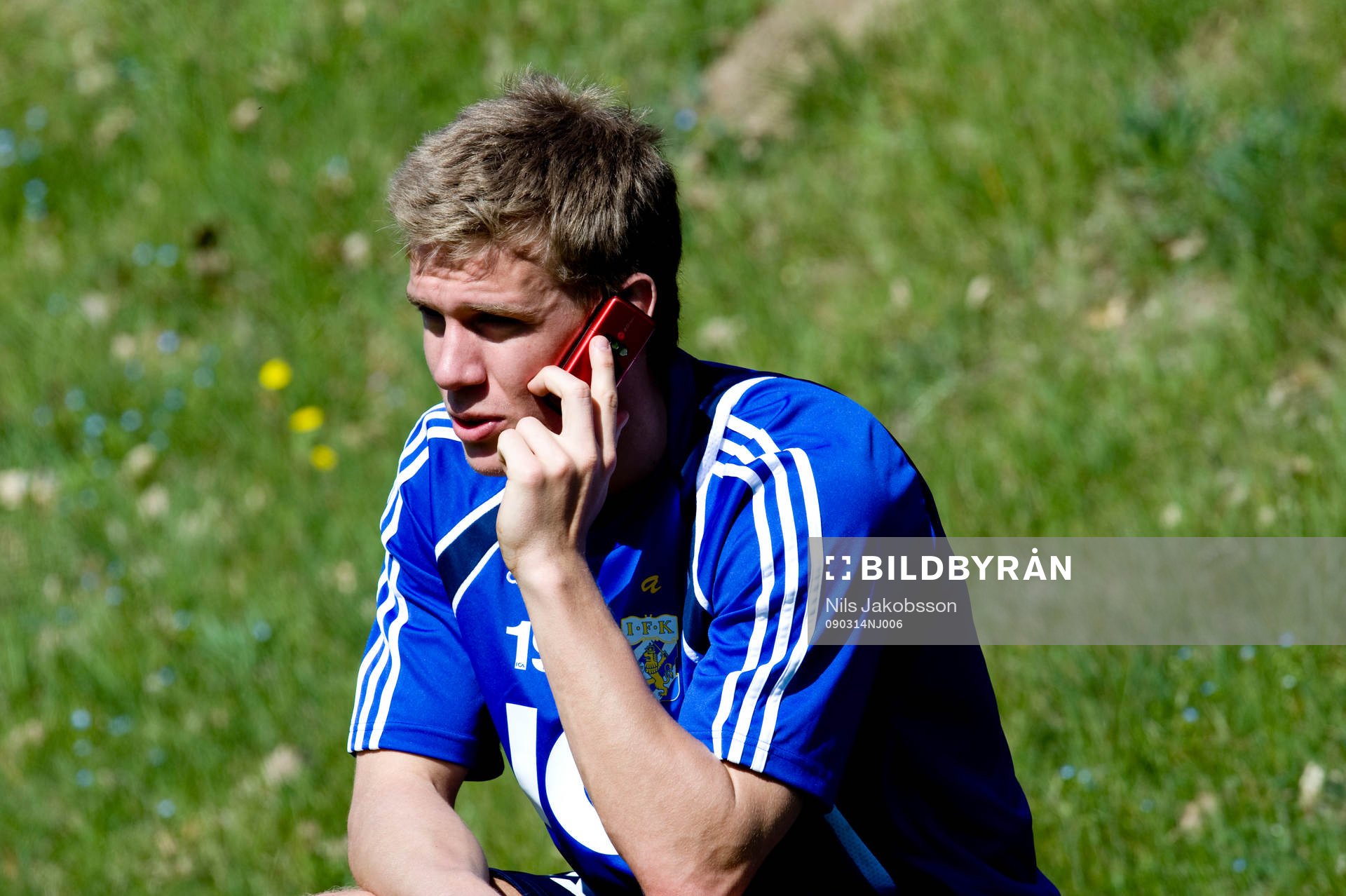 Pontus Wernbloom pratar i telefon