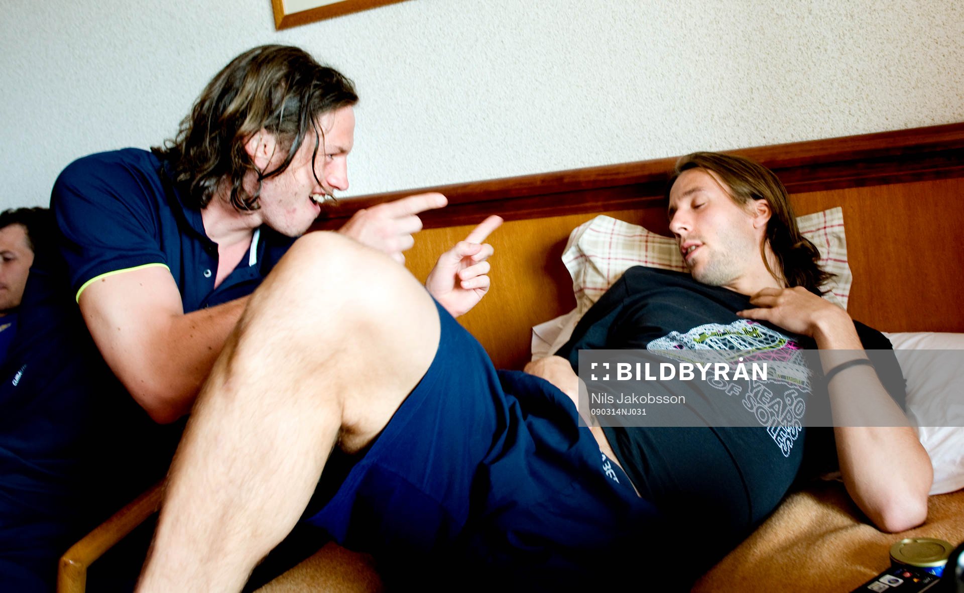 Tobias Hysen, ligger och leker med datorn Gustav Svensson