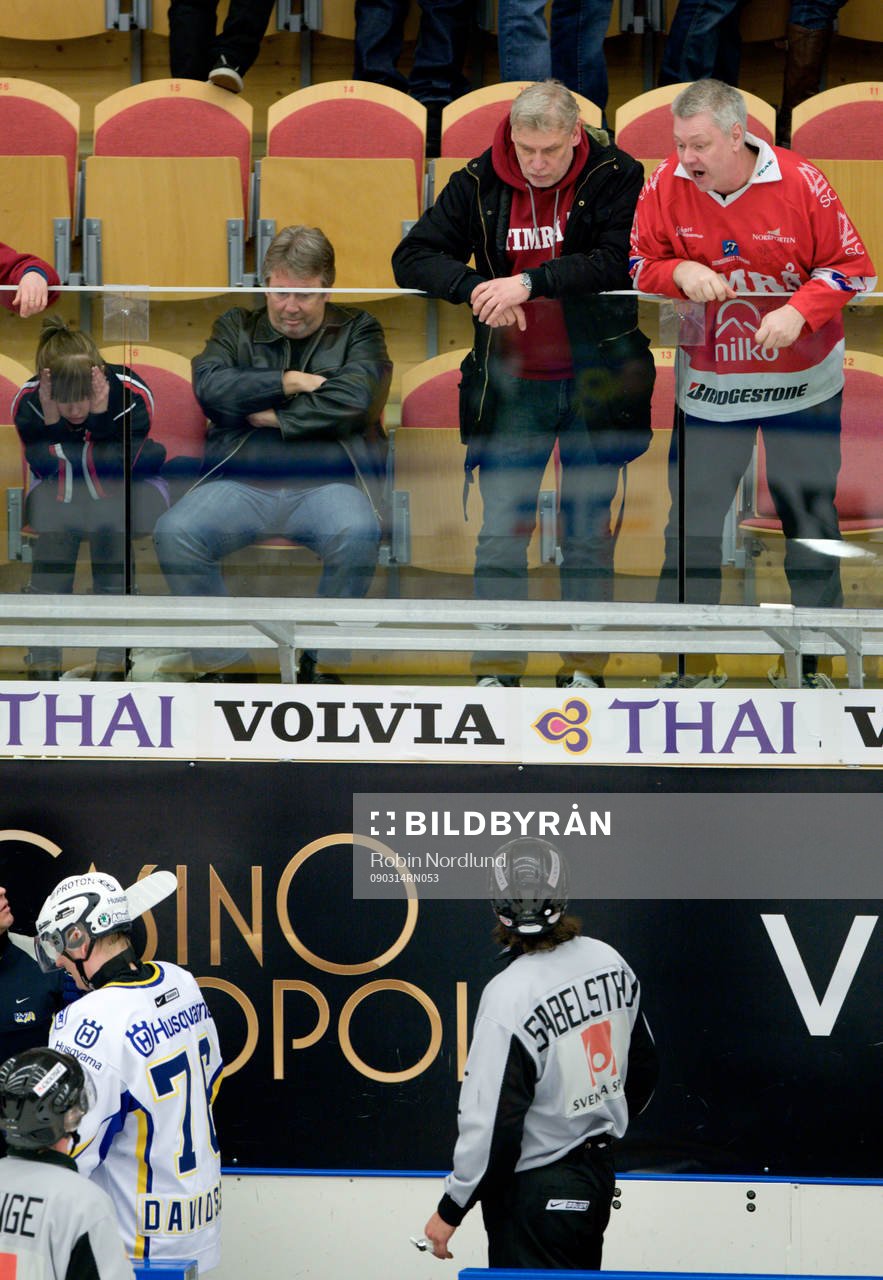 Timråsupportrar skriker och kastar saker på HV71-spelarna