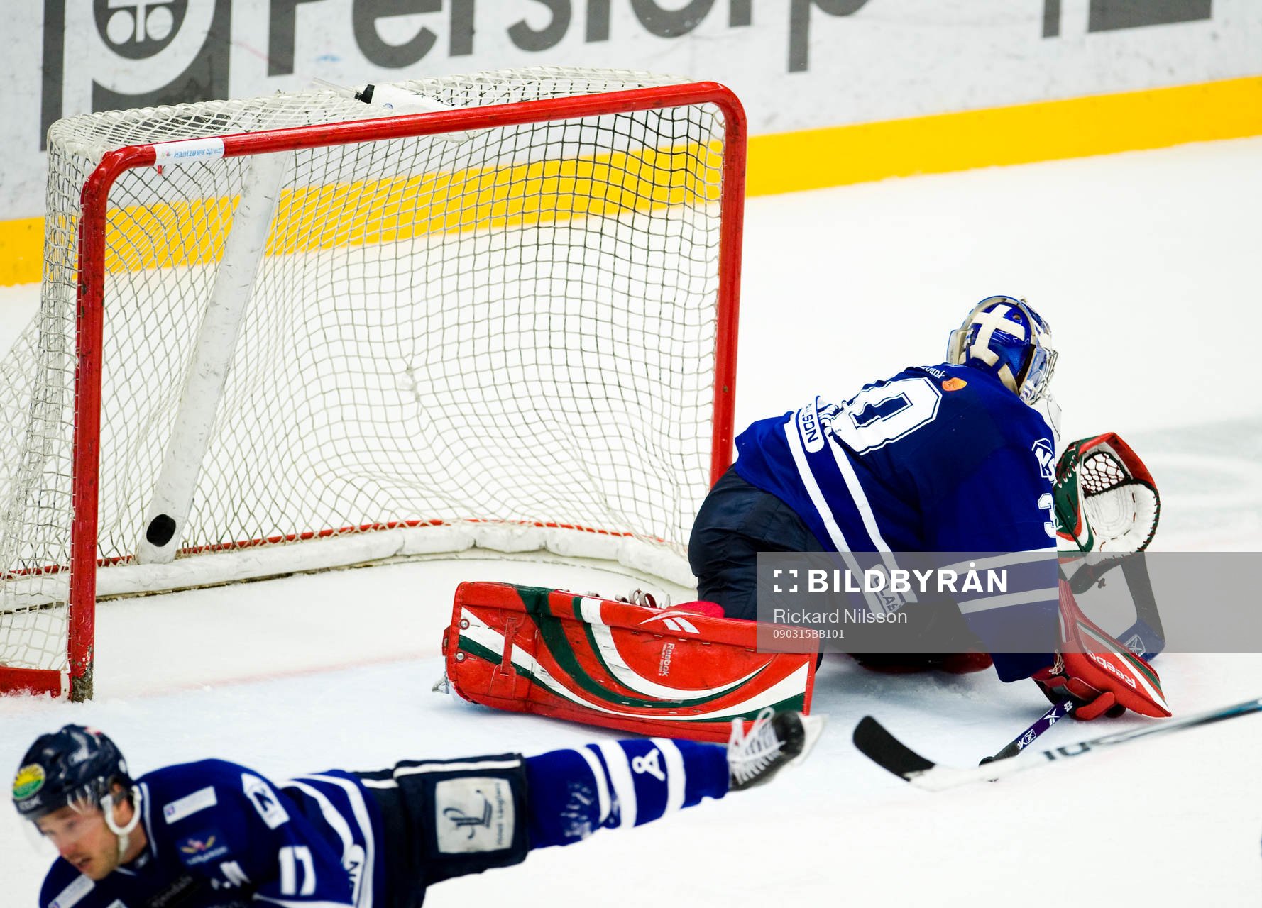 Pucken bakom Jere Myllyniemi, målvakt, Leksand