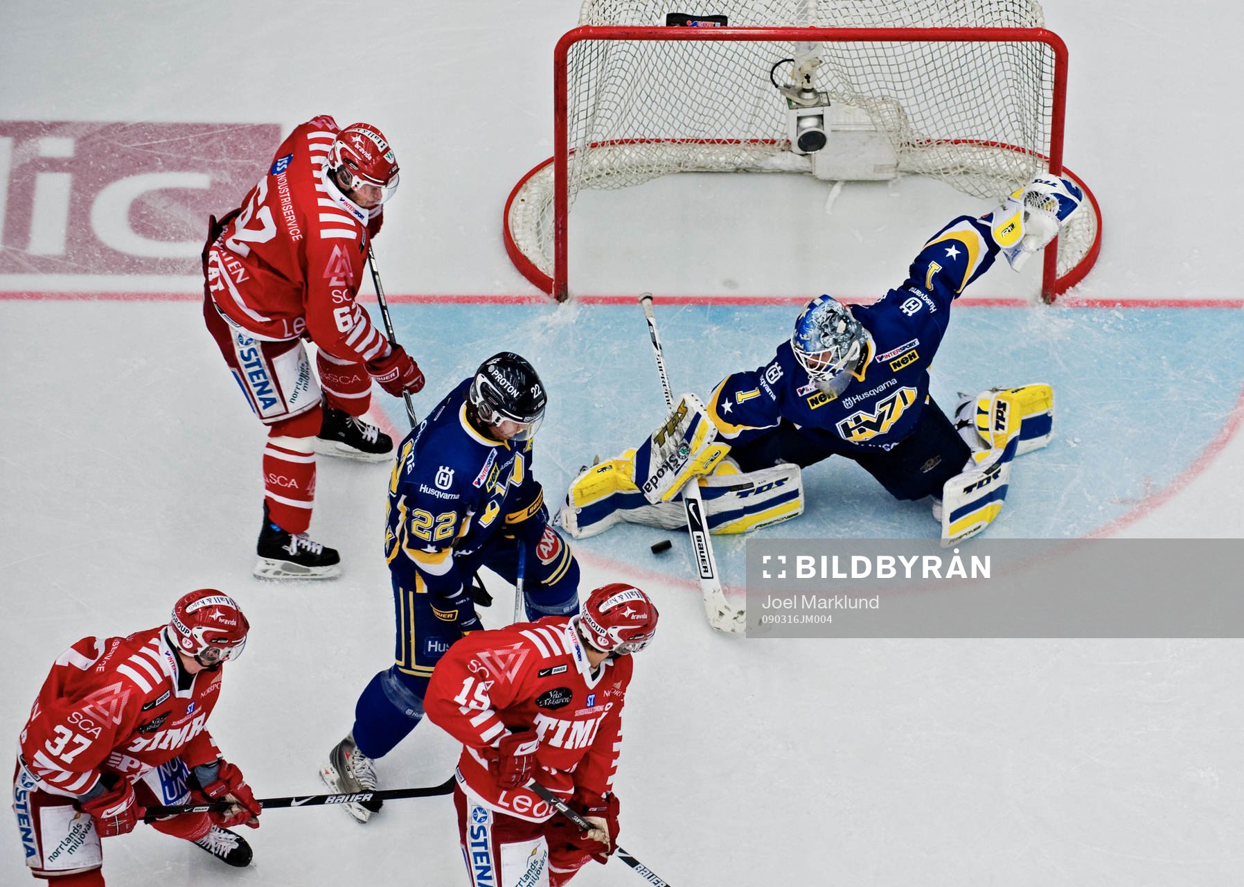 Stefan Liv, målvakt, HV71, räddar ett skott
