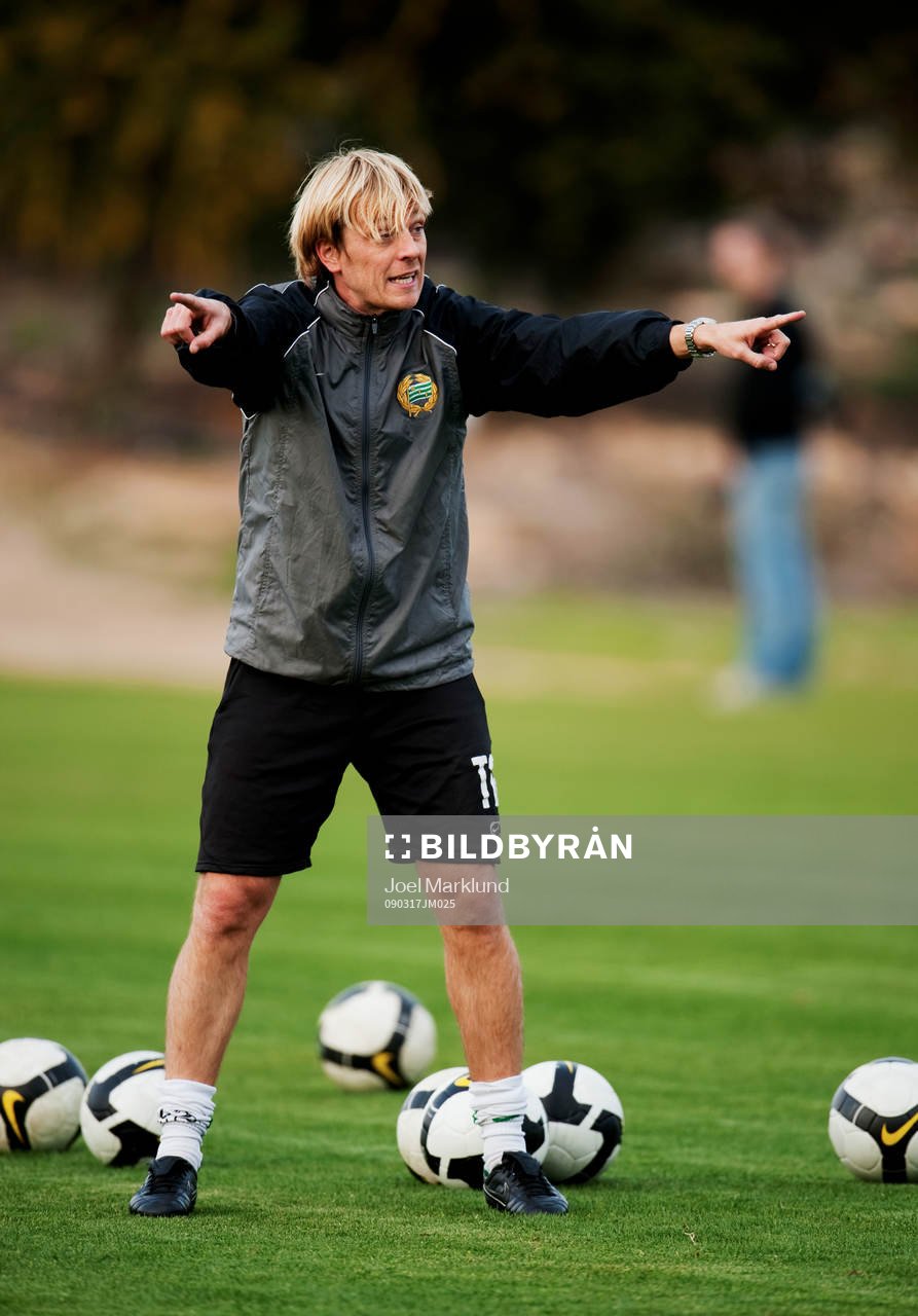 Tony Gustavsson, tränare, ger instruktioner