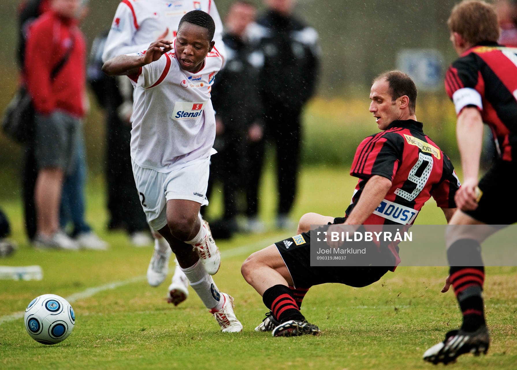 Boyd Mwila, Örgryte, tar sig förbi Imad Chhadeh,
