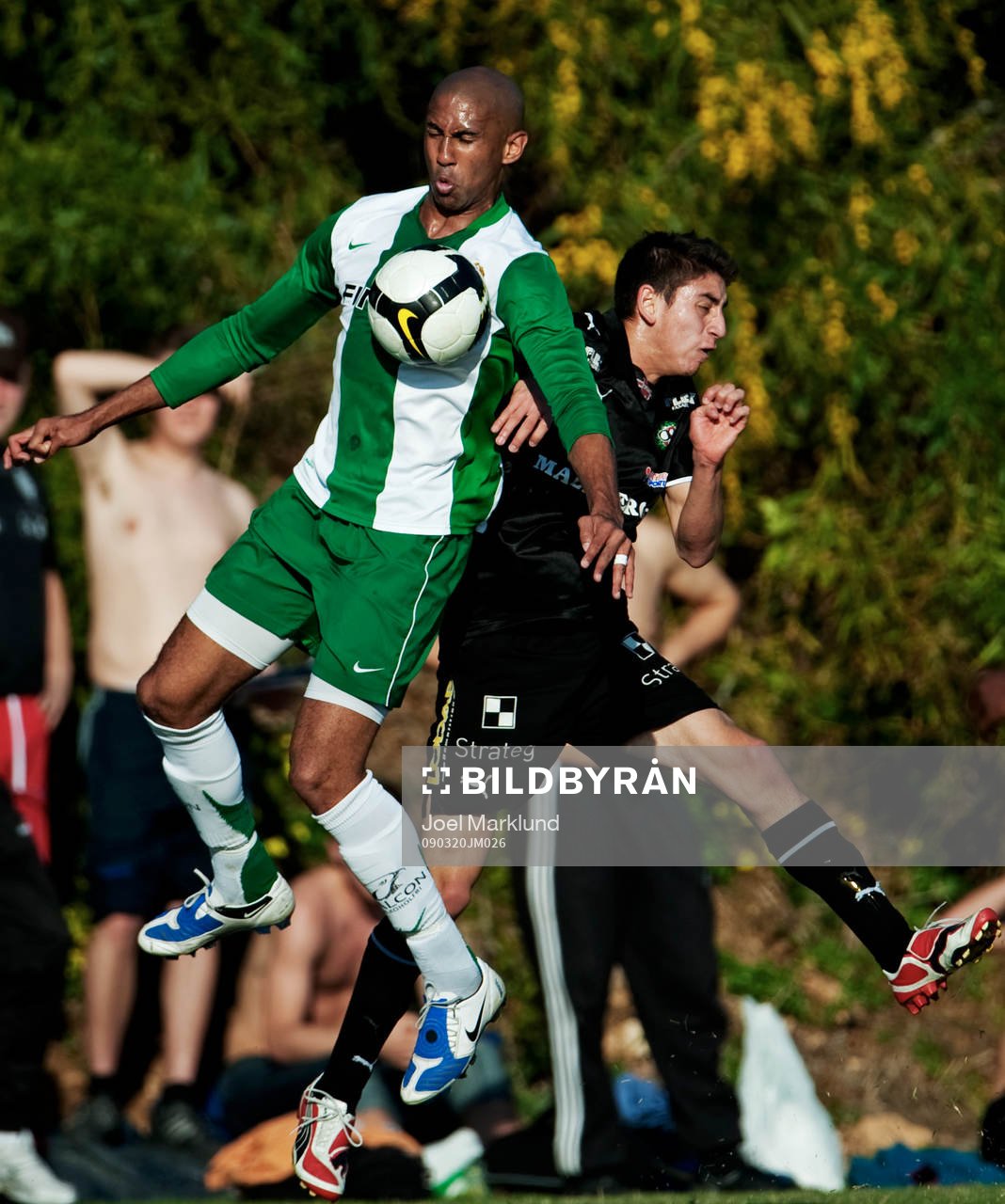 Nathan Paulse, Hammarby, vinner en luftduell mot Alejandro