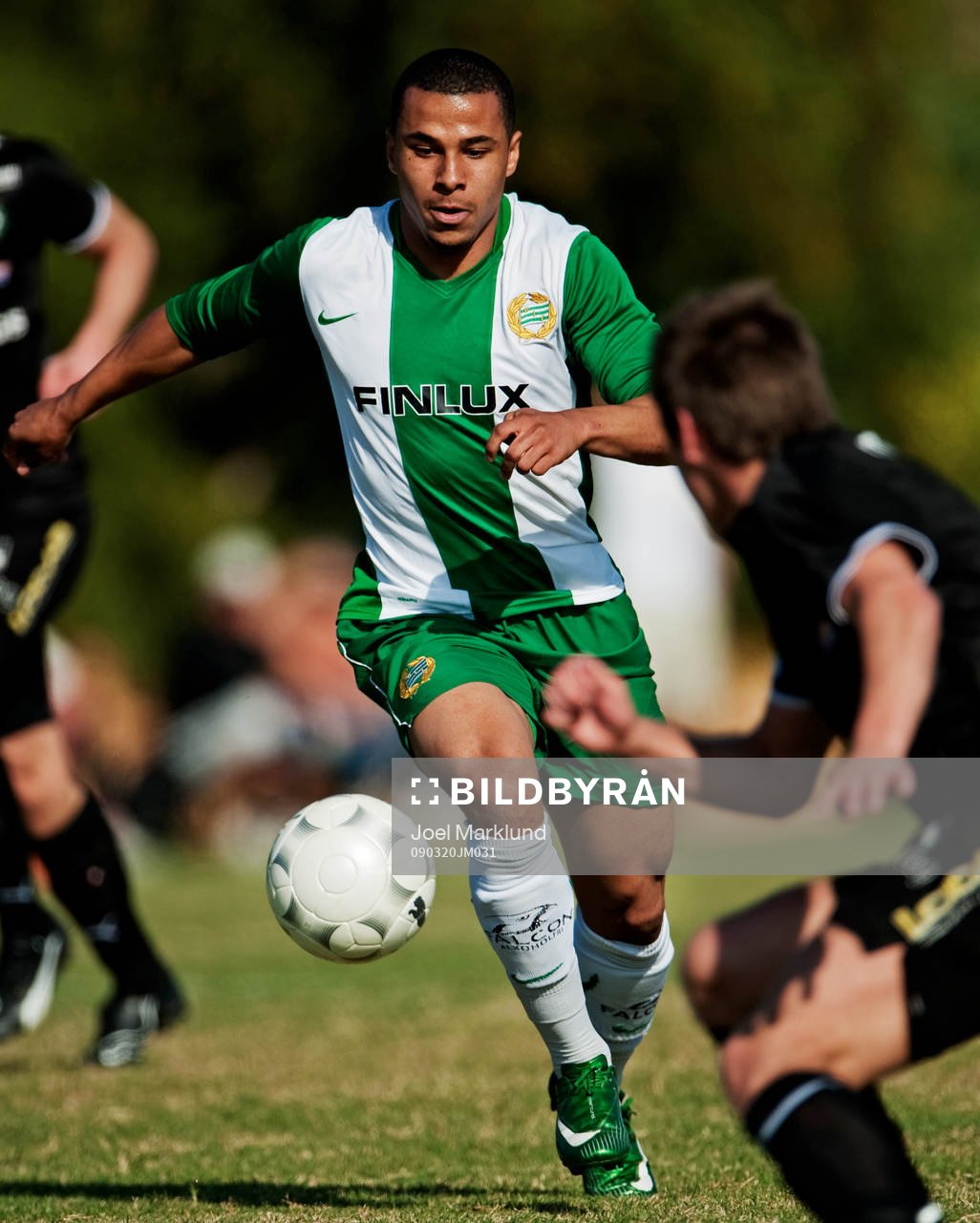 Charlie Davies, Hammarby, tar sig igenom Örebro-försvaret