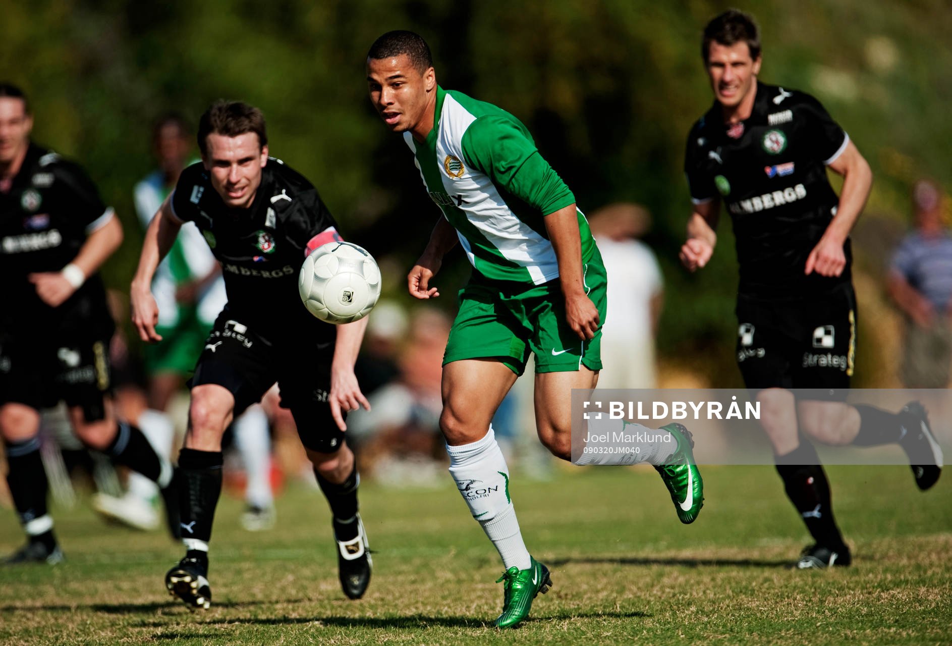 Charlie Davies, Hammarby, tar sig igenom Örebro-försvaret