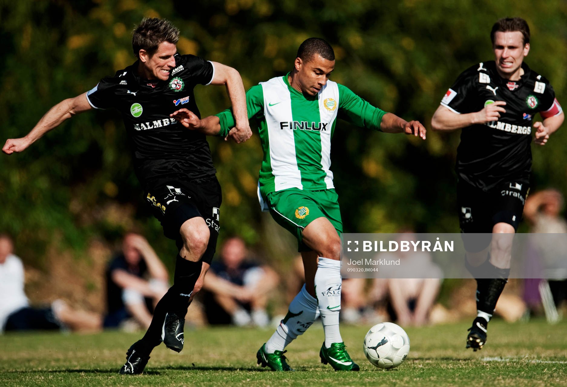 Charlie Davies, Hammarby, tar sig igenom Örebro-försvaret