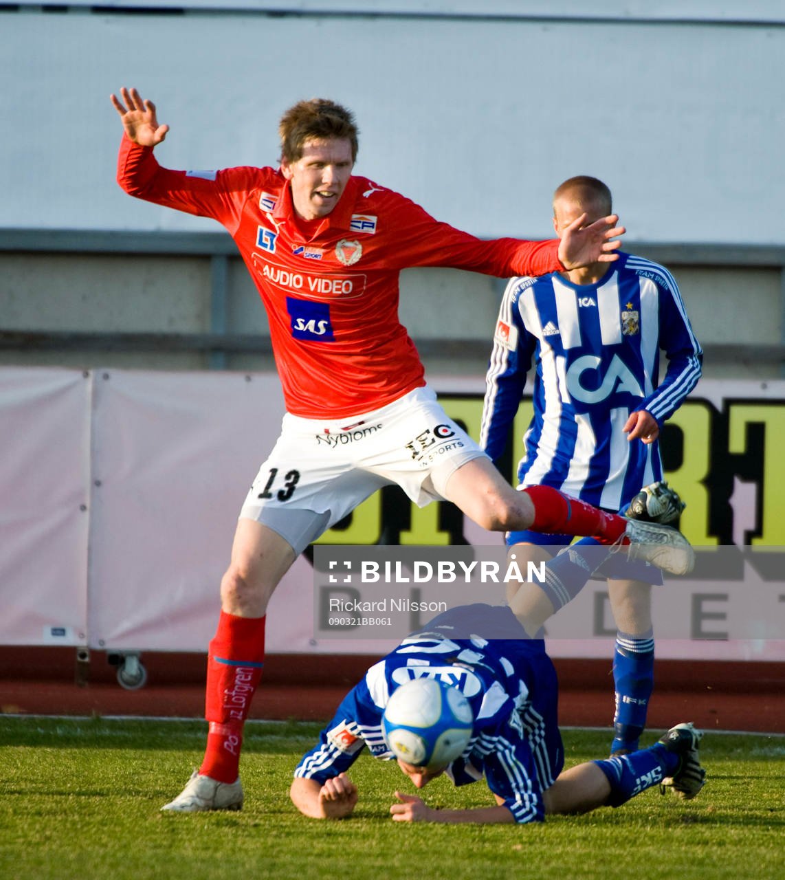 David Elm, Kalmar, flyger över en Göteborgsspelare