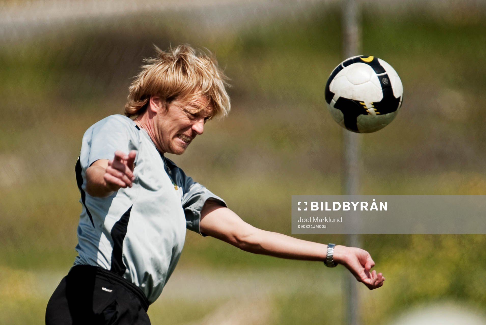 Tony Gustavsson, tränare, nickar bollen