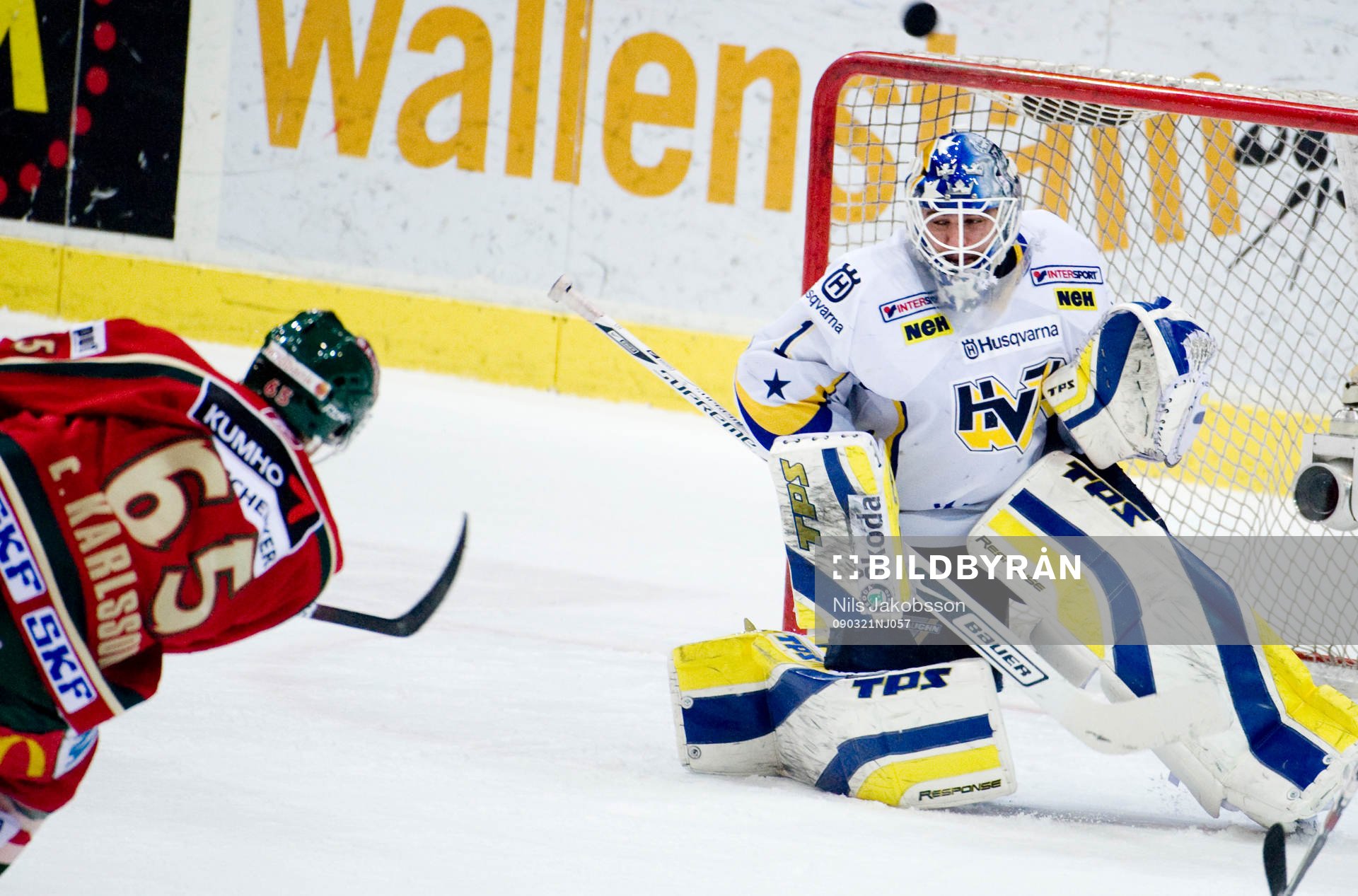 Emil Karlsson, Frölunda skjuter i stolpen bakom Stefan