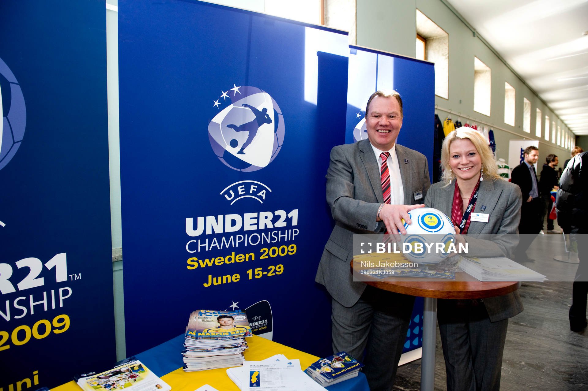 Maria Niklasson och Karl-Erik Nilsson står i U21-EM montern