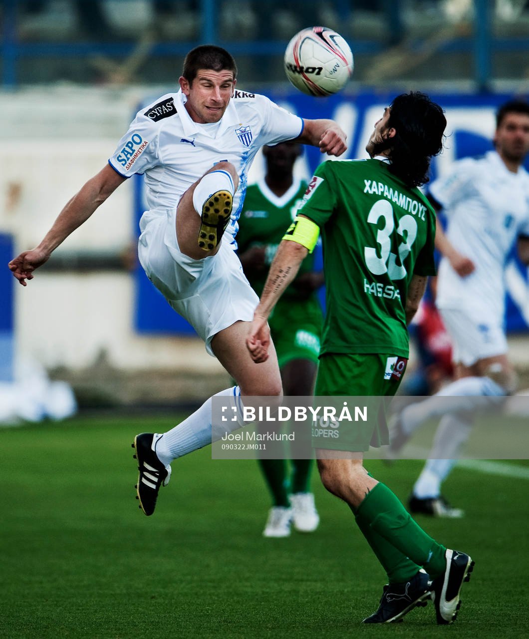 Cedric Bardon, Anorthosis, är före Elias Charalambous, Omonia, på bollen.