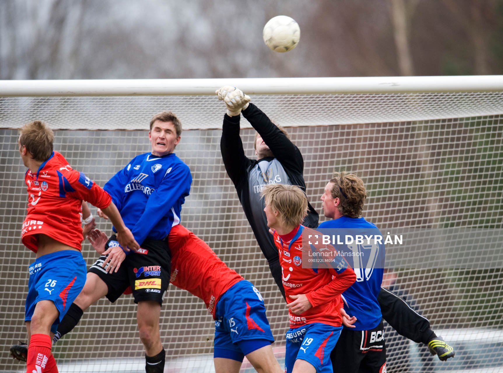 Fredrik Persson, målvakt, Trelleborg, rensar en hörna