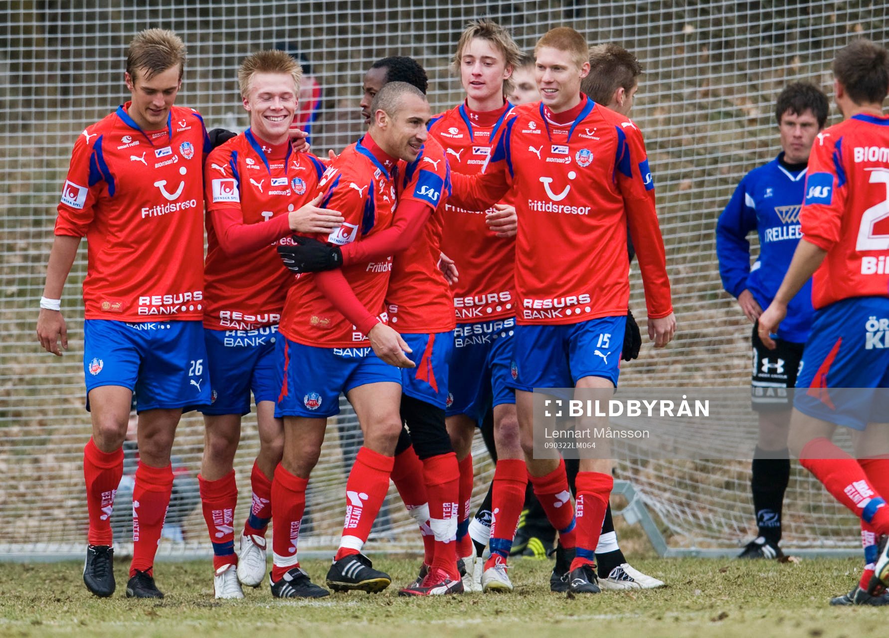 2-målsskytten Henrik Larsson grattas