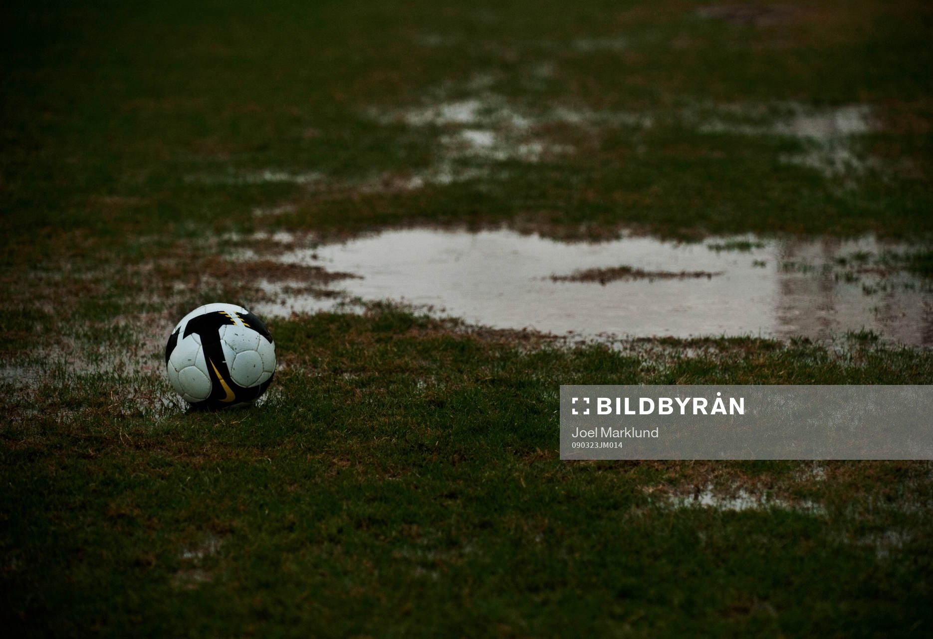 Matchen regnade bort. Regn, blöt plan, boll, genre
