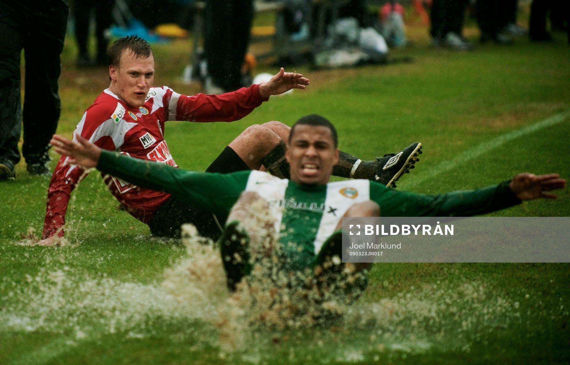 En Landskrona-spelare ser Charlie Davies, Hammarby, kana i