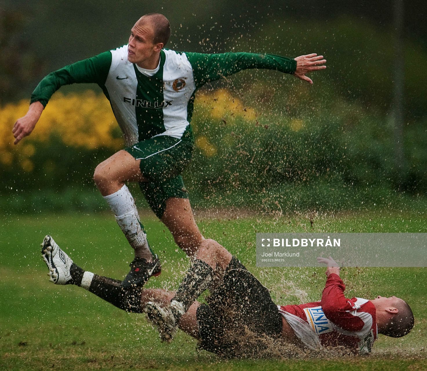 Marcus Törnstrand, Hammarby, blir tacklad