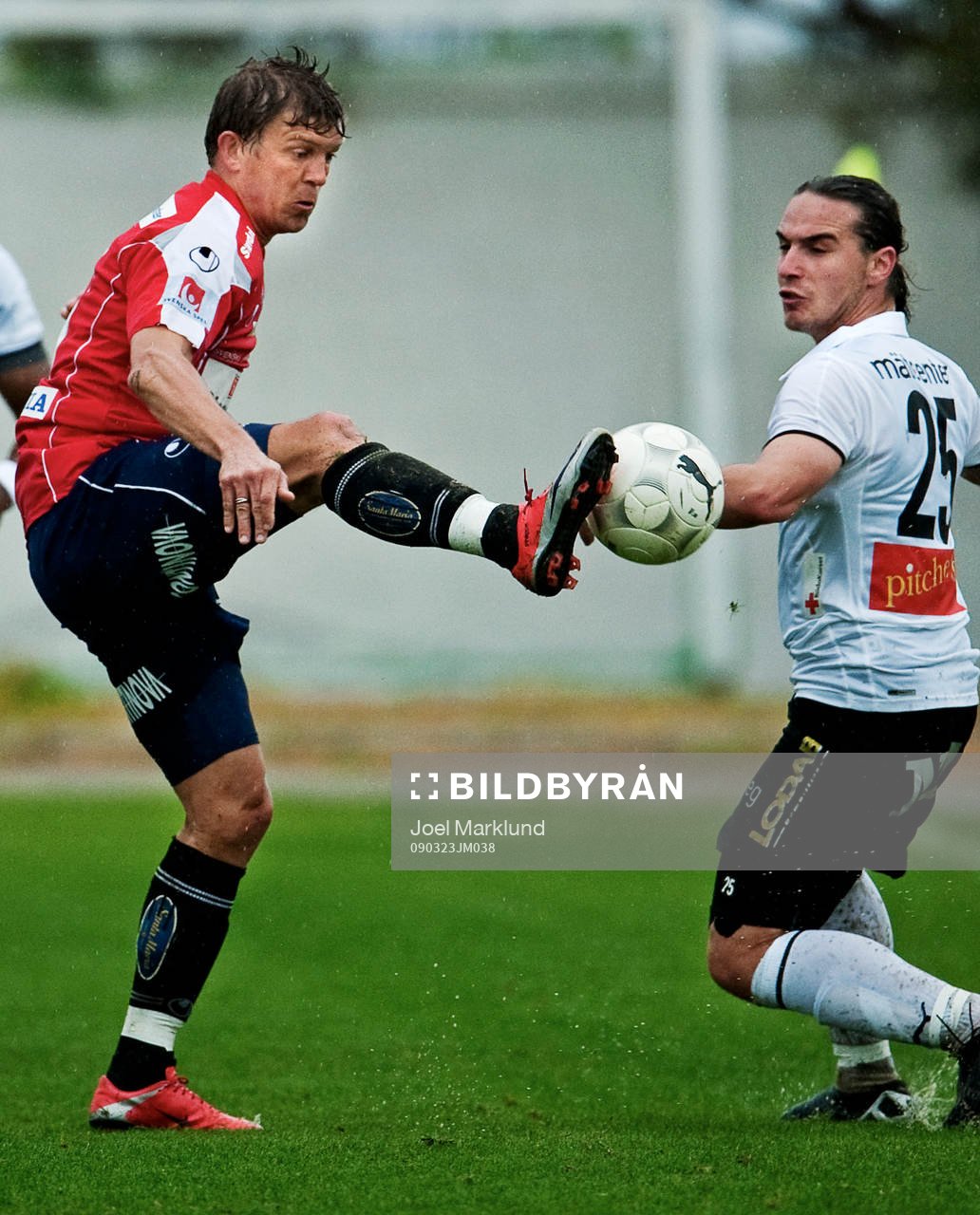 Marcus Allbäck, Örgryte, trixar med bollen framför