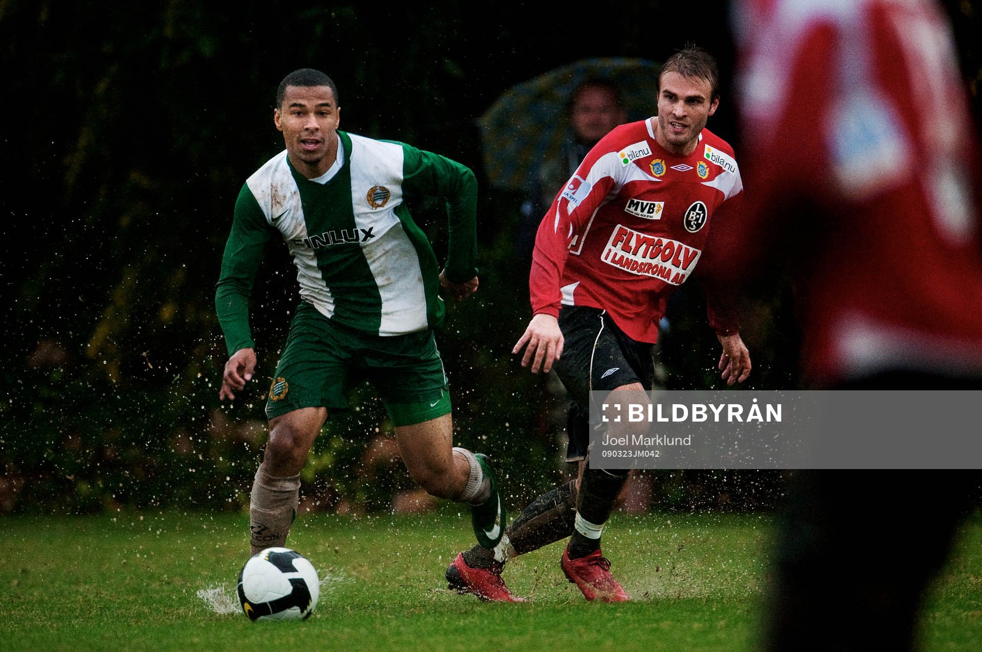 Charlie Davies, Hammarby, tar sig förbi Jesper Westerberg,