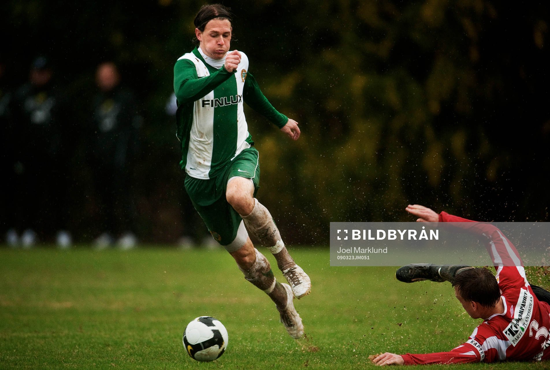 Freddy Söderberg, Hammarby, tar sig förbi Linus