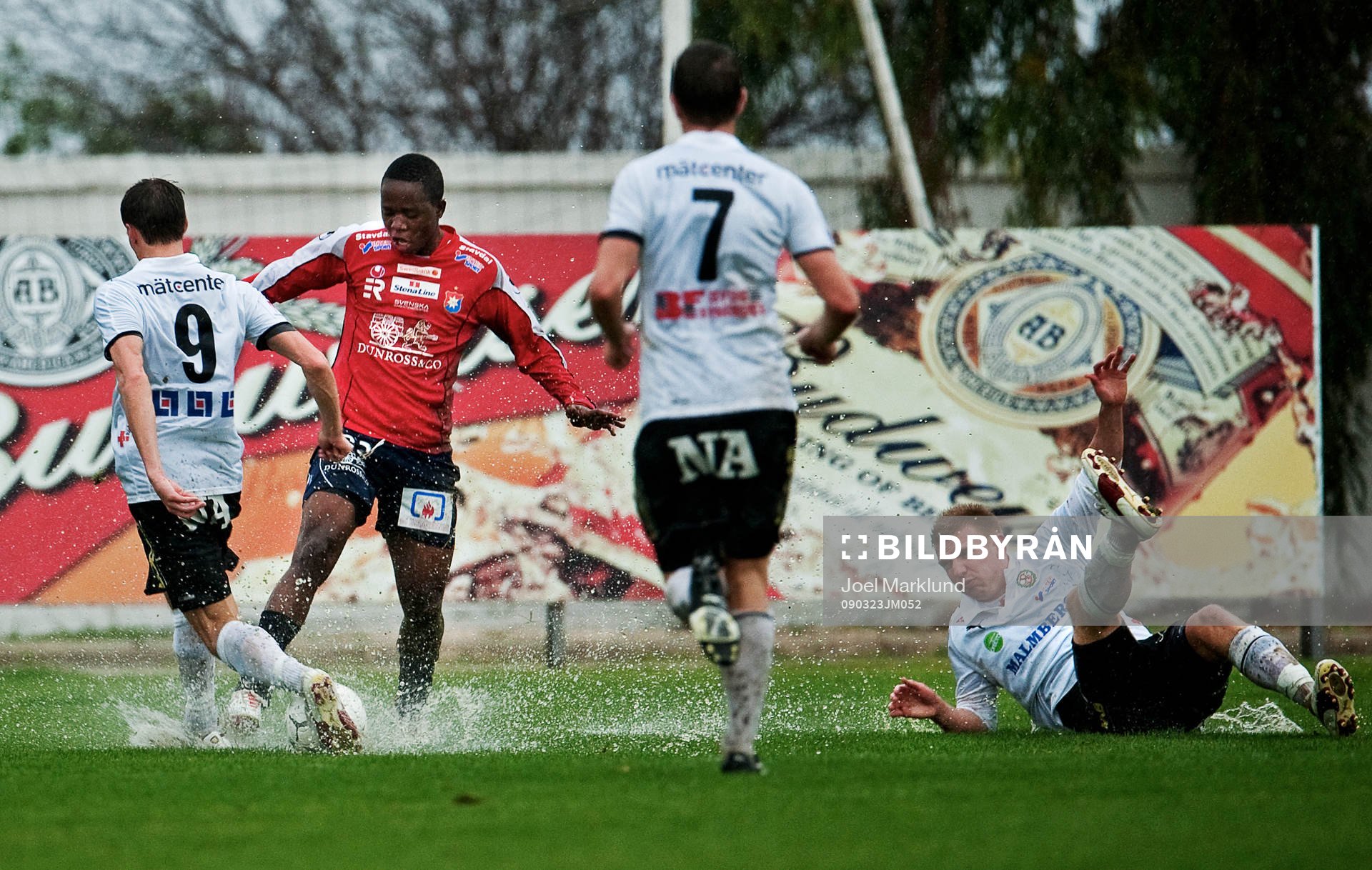 Patrik Anttonen, Örebro, utmanas av Boyd Mwila, Örgryte,