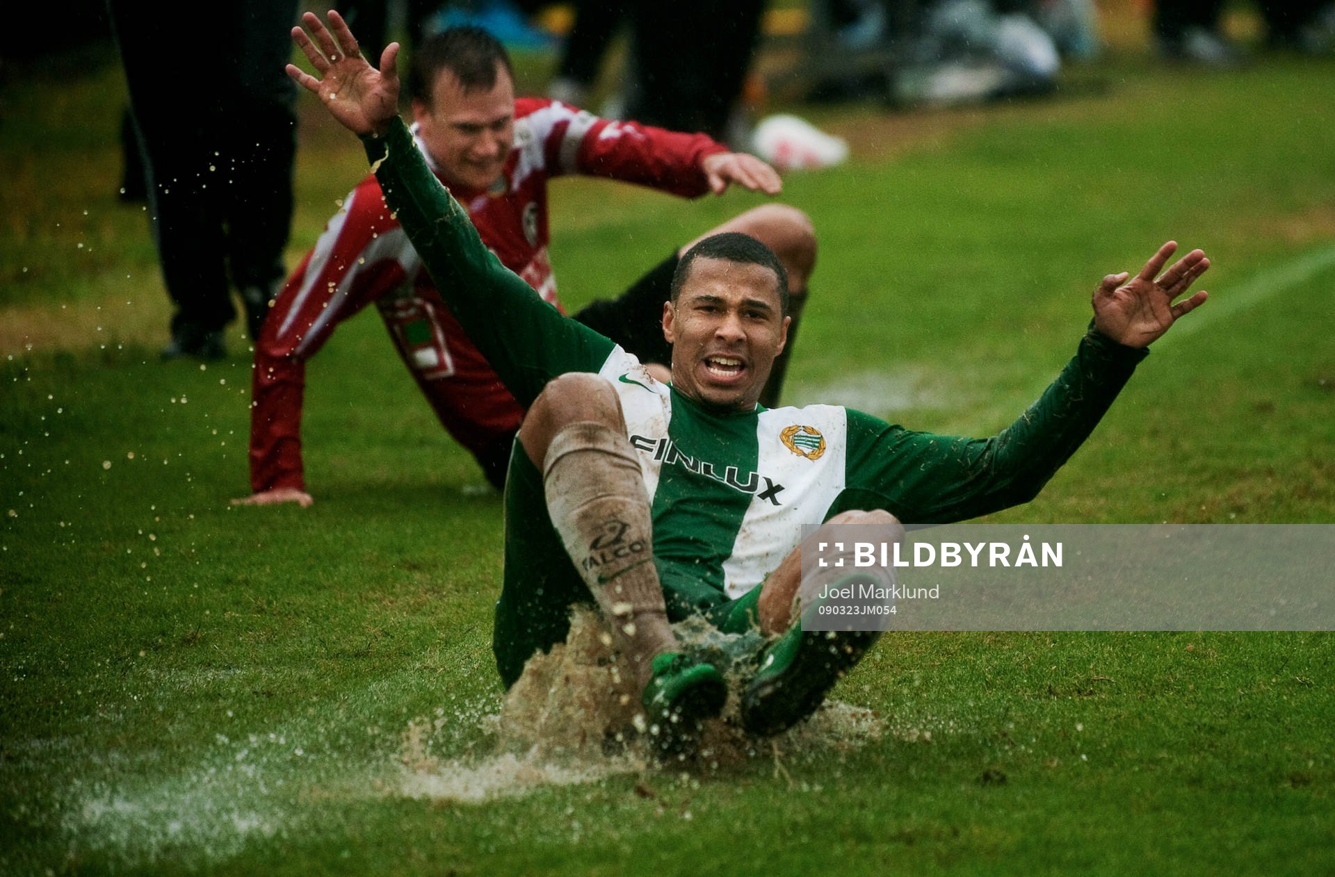 Charlie Davies, Hammarby, glider på det våta underlaget