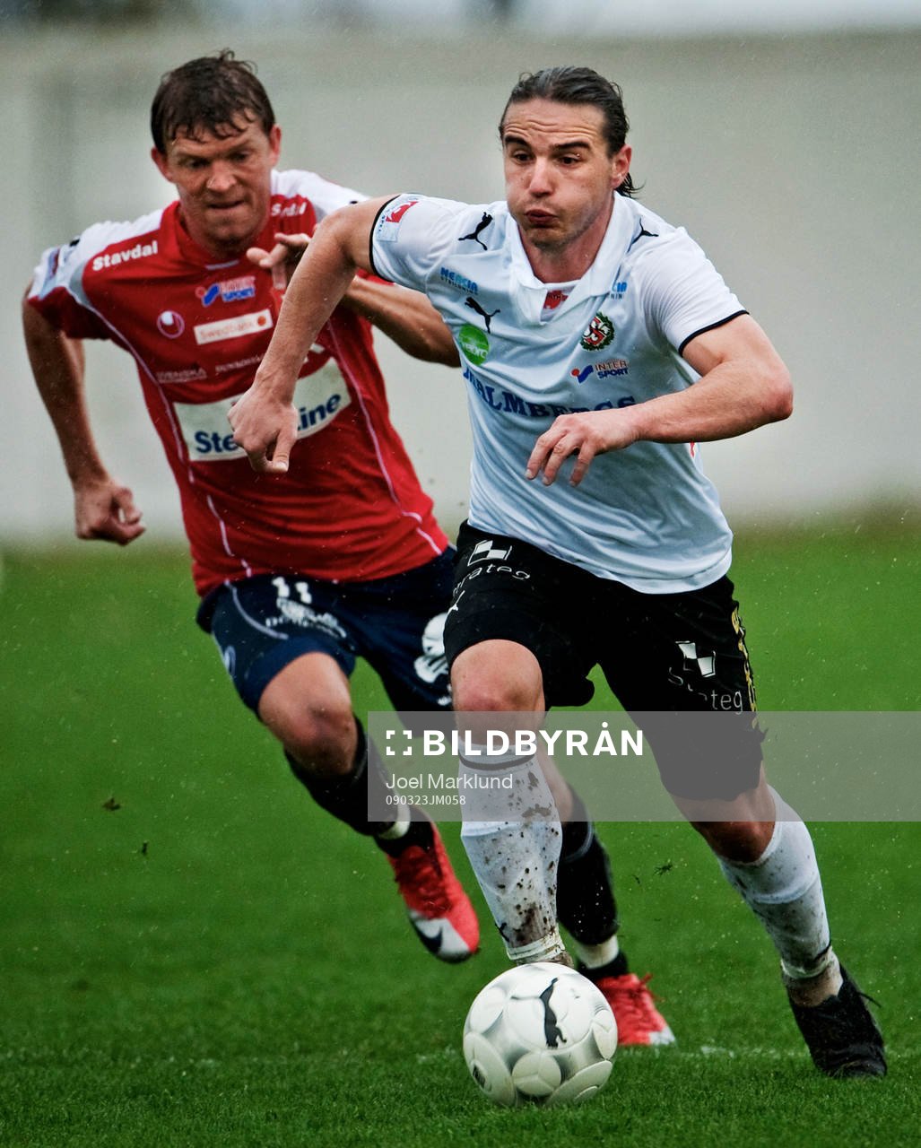 Nordin Gerzic, Örebro, jagas av Marcus Allbäck, Örgryte