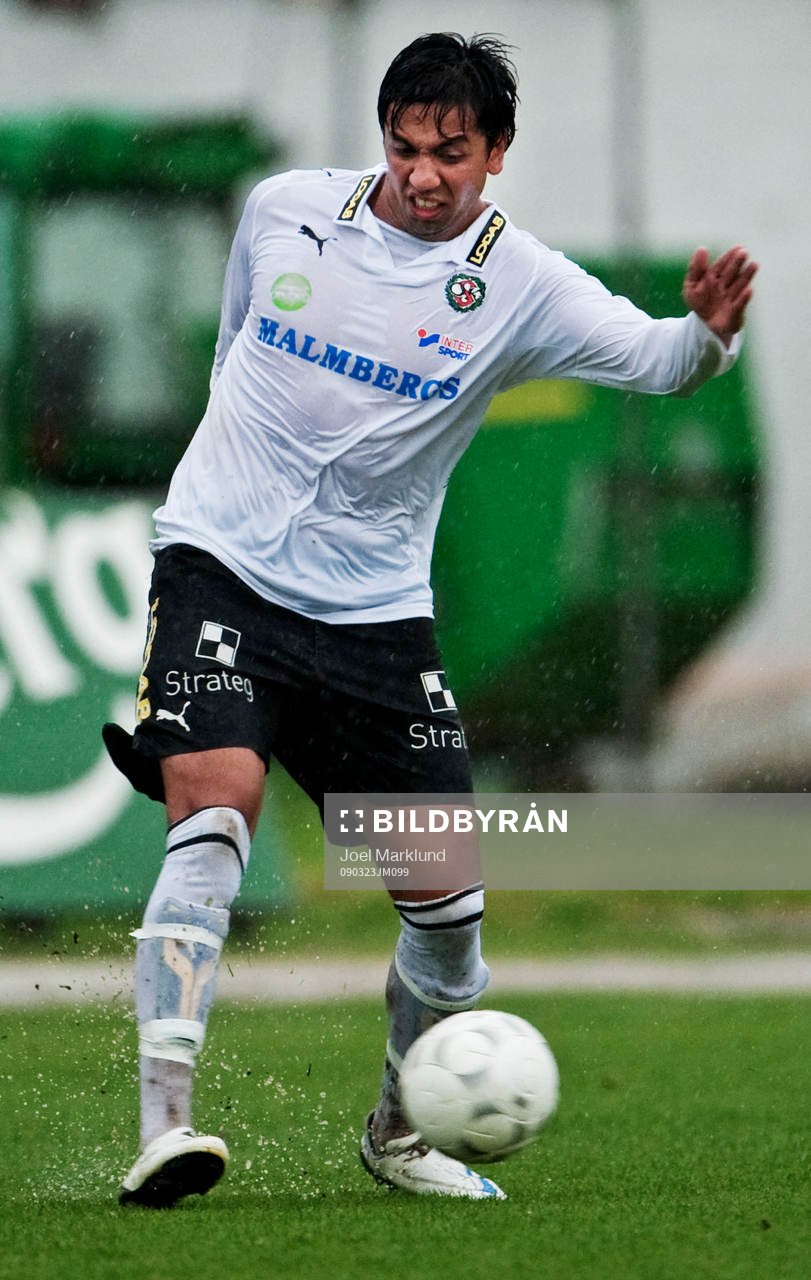 Emra Tahirovic,  med bollen