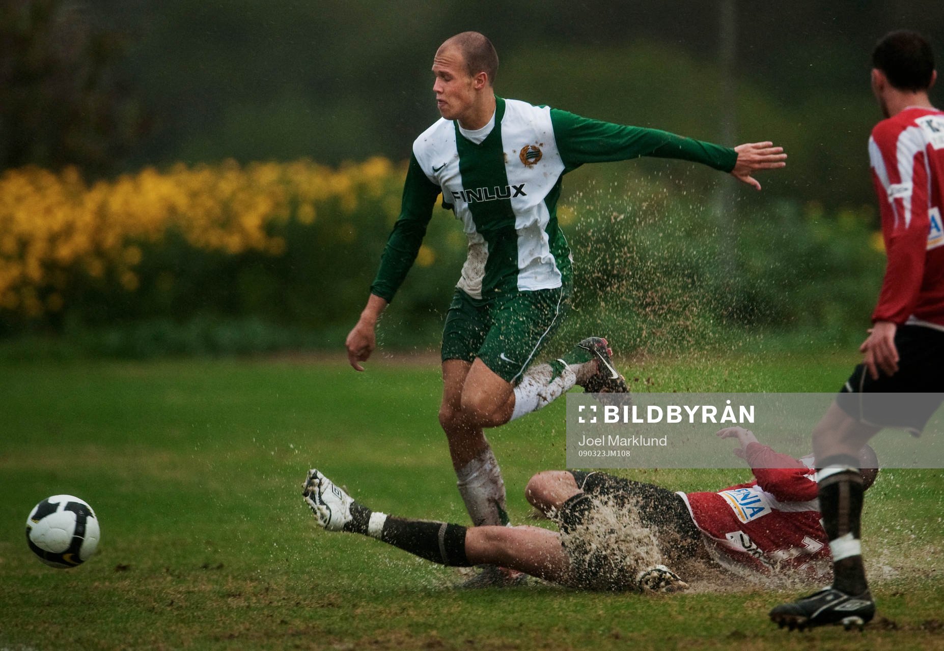 Marcus Törnstrand, Hammarby, blir tacklad