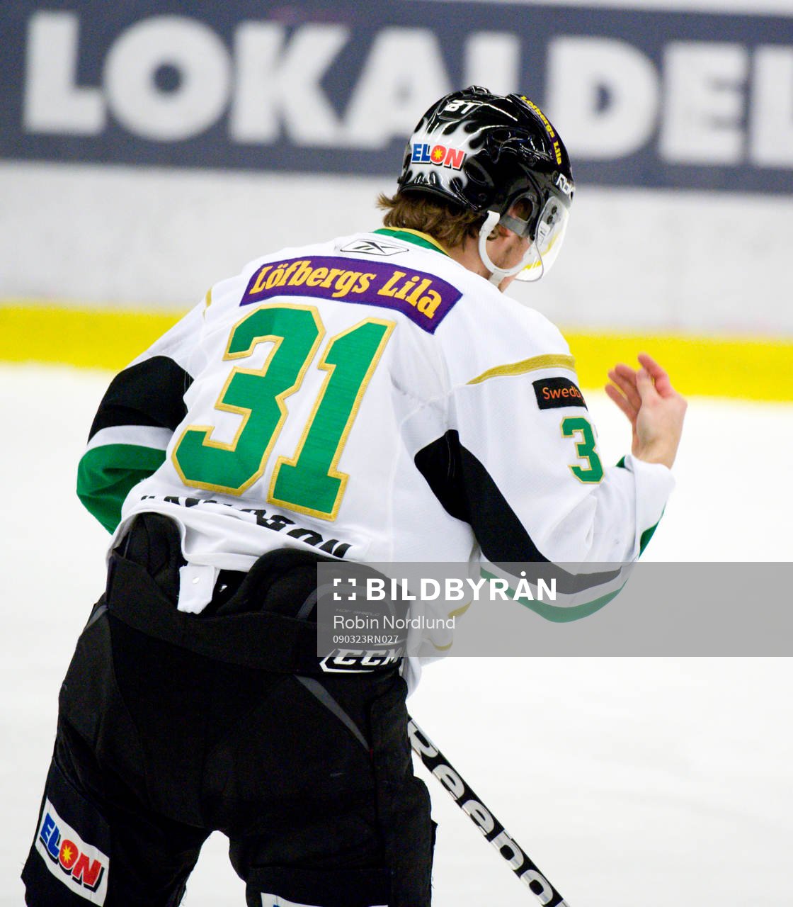 Dick Axelsson, blir skadad på handen och utgår